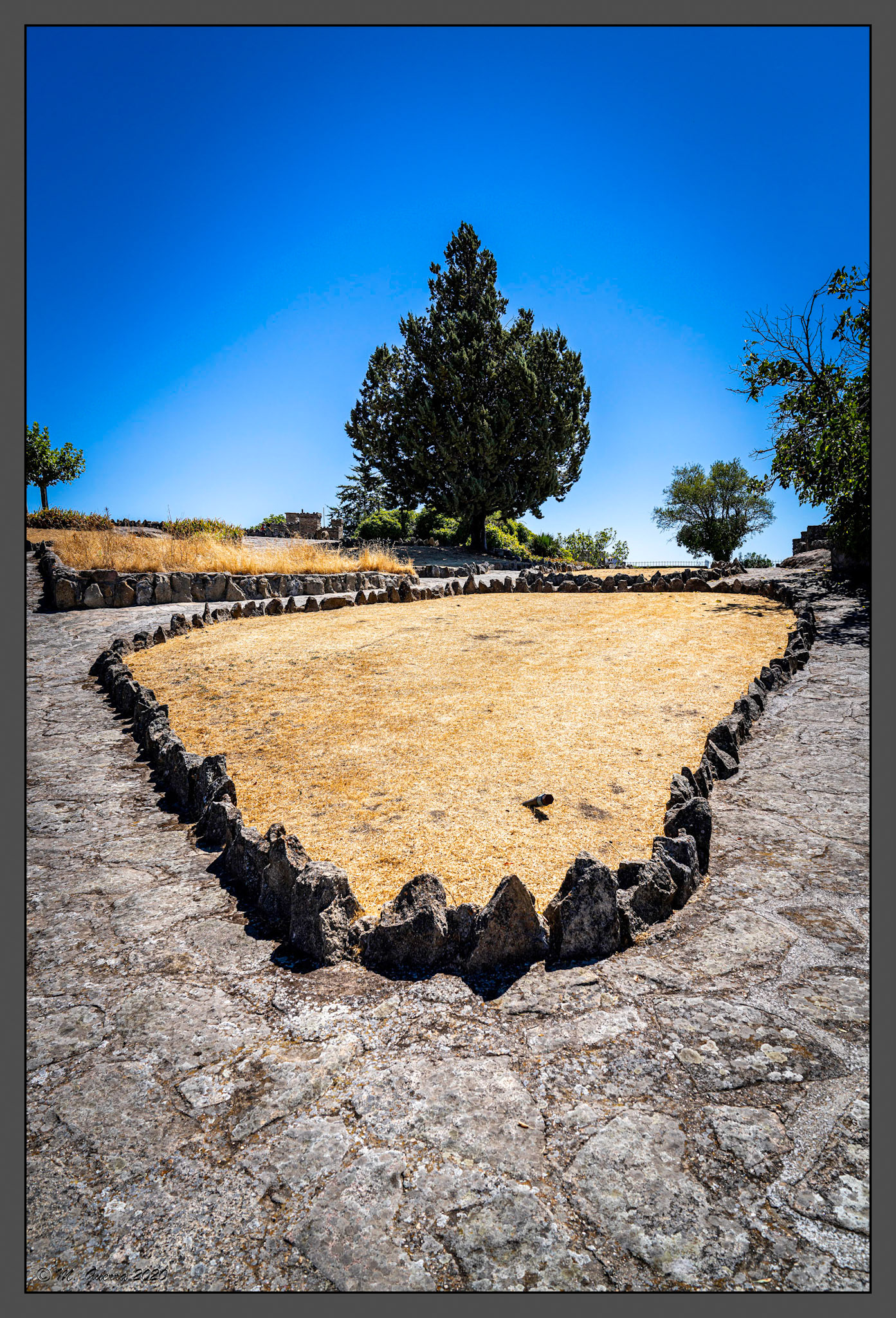 Parterre en el jardín del castillo de Doña Urraca en Fermoselle. Ampliar