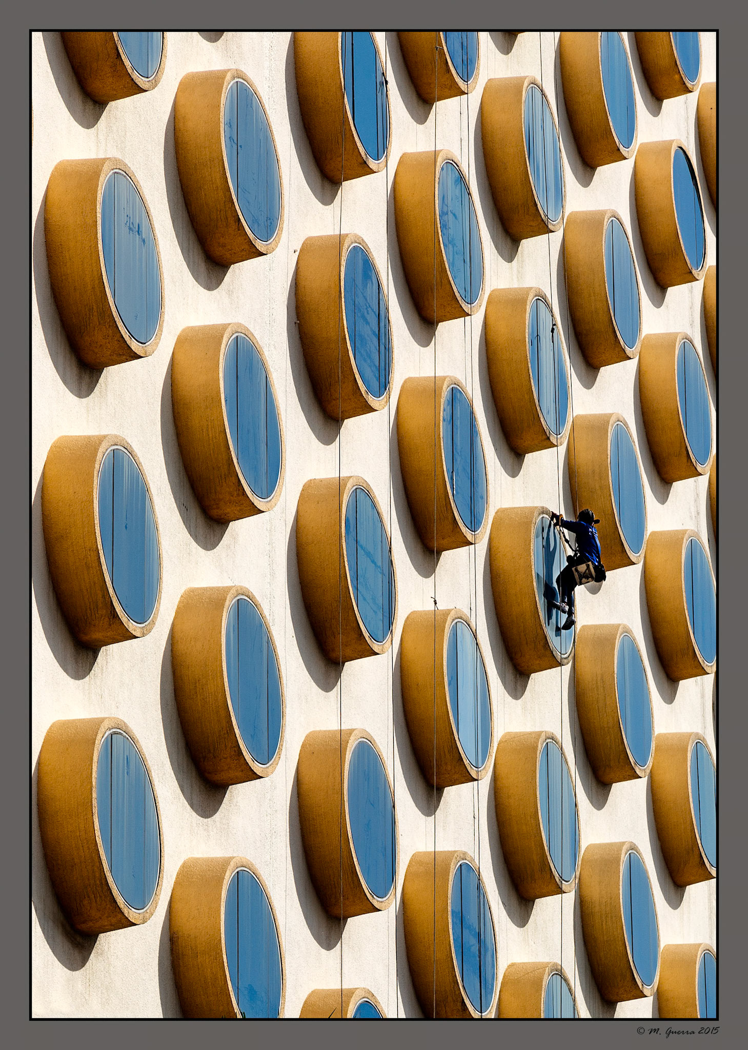 Limpiacristales en un hotel de Bangkok. Ampliar. 100ASA