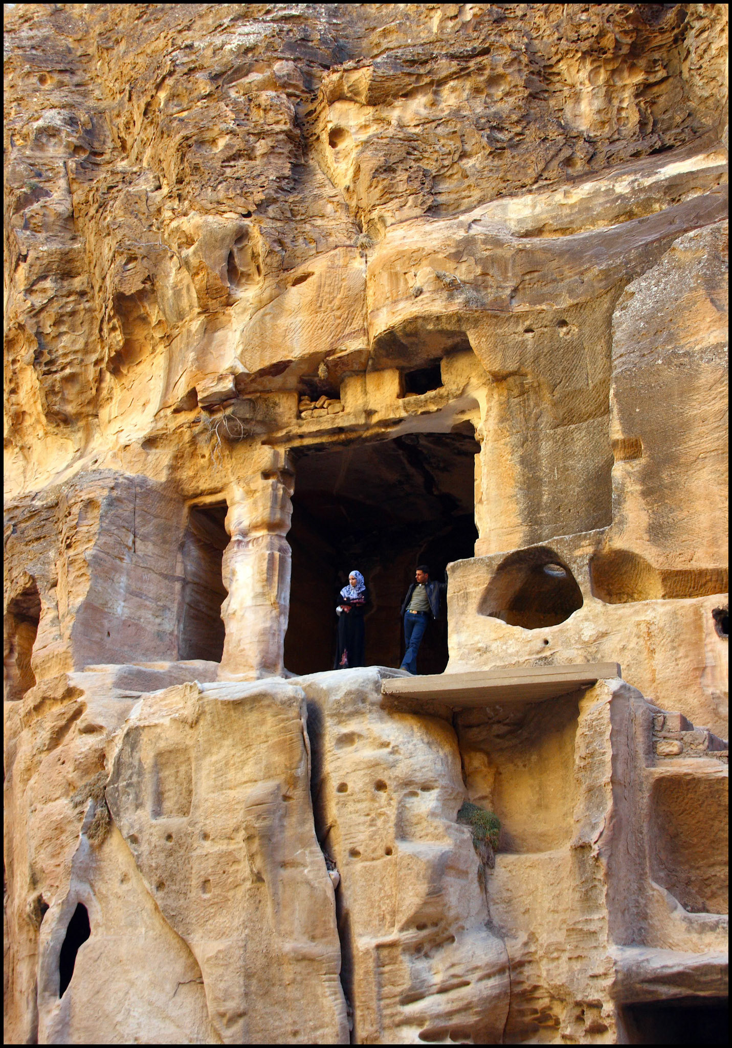 Pareja de beduinos en La pequeña Petra. Ampliar