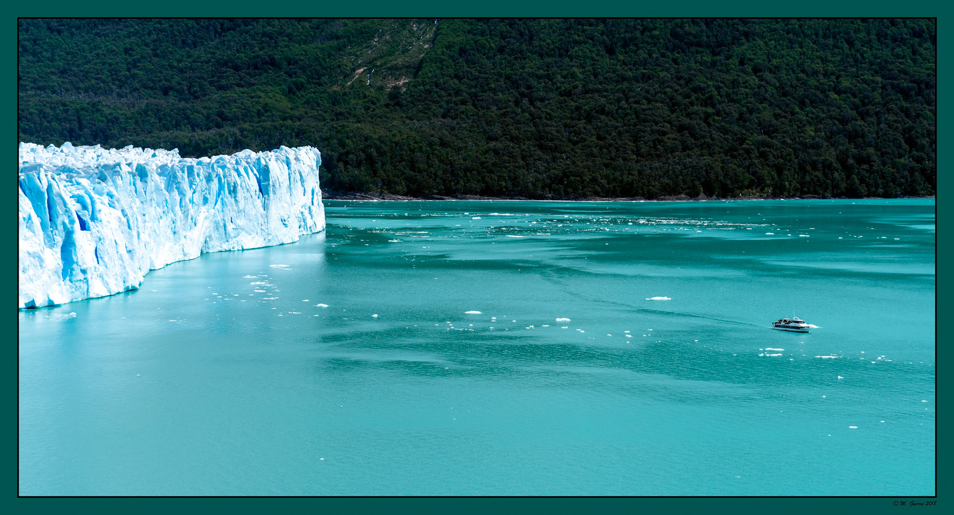 Barco en El glaciar Perito Moreno desde las pasarelas. Ampliar. 100ASA