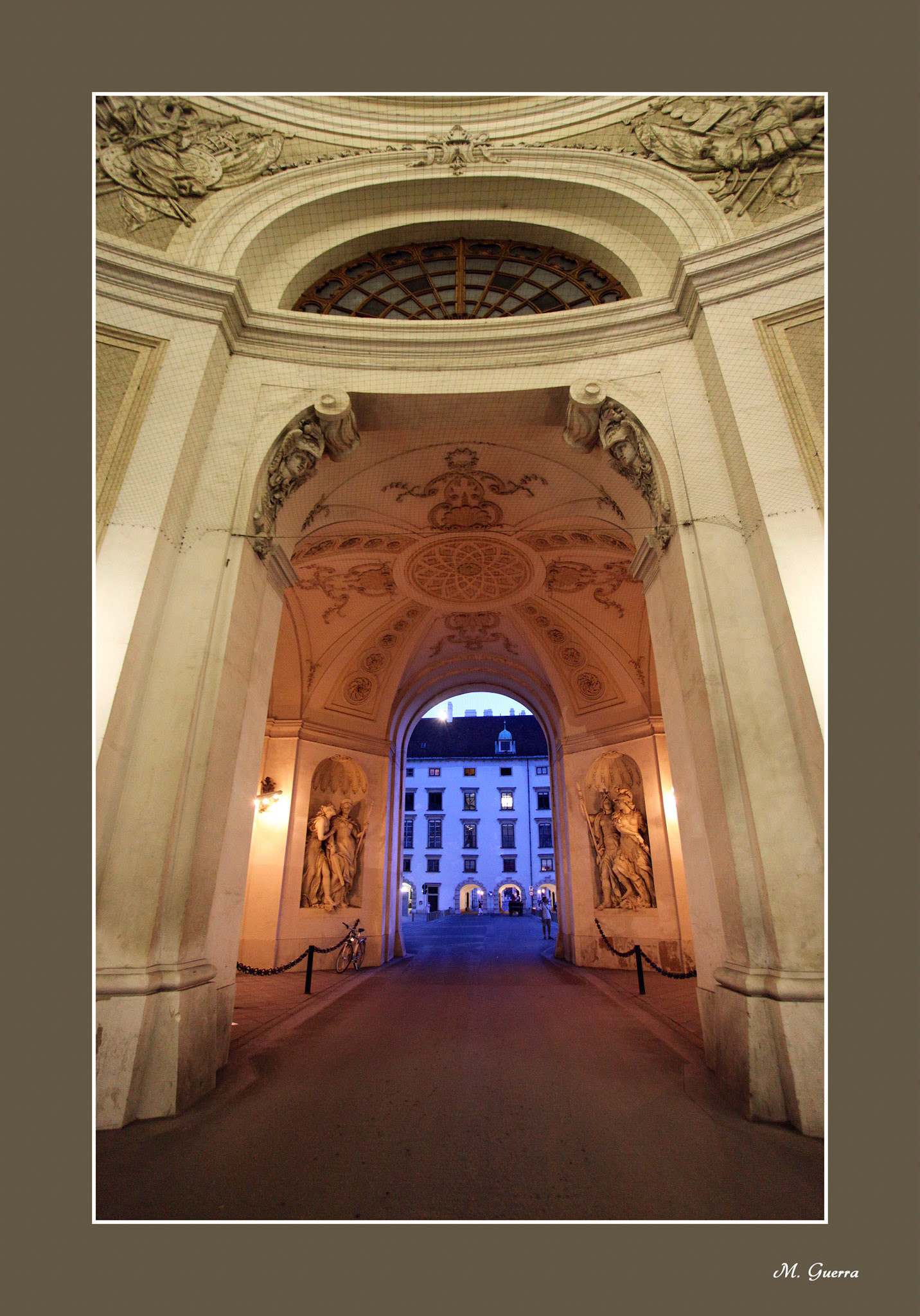 Entrada de la escuela ecuestre española en Viena. Ampliar