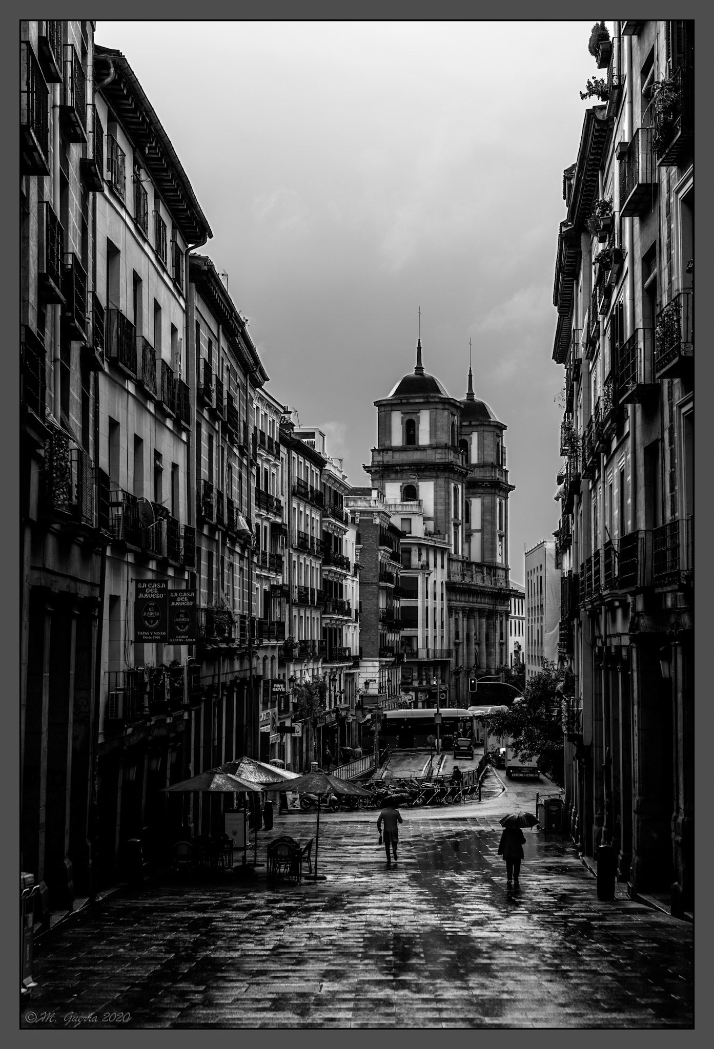 Calle mojada en los alrededores de la Plaza Mayor. 100ASA