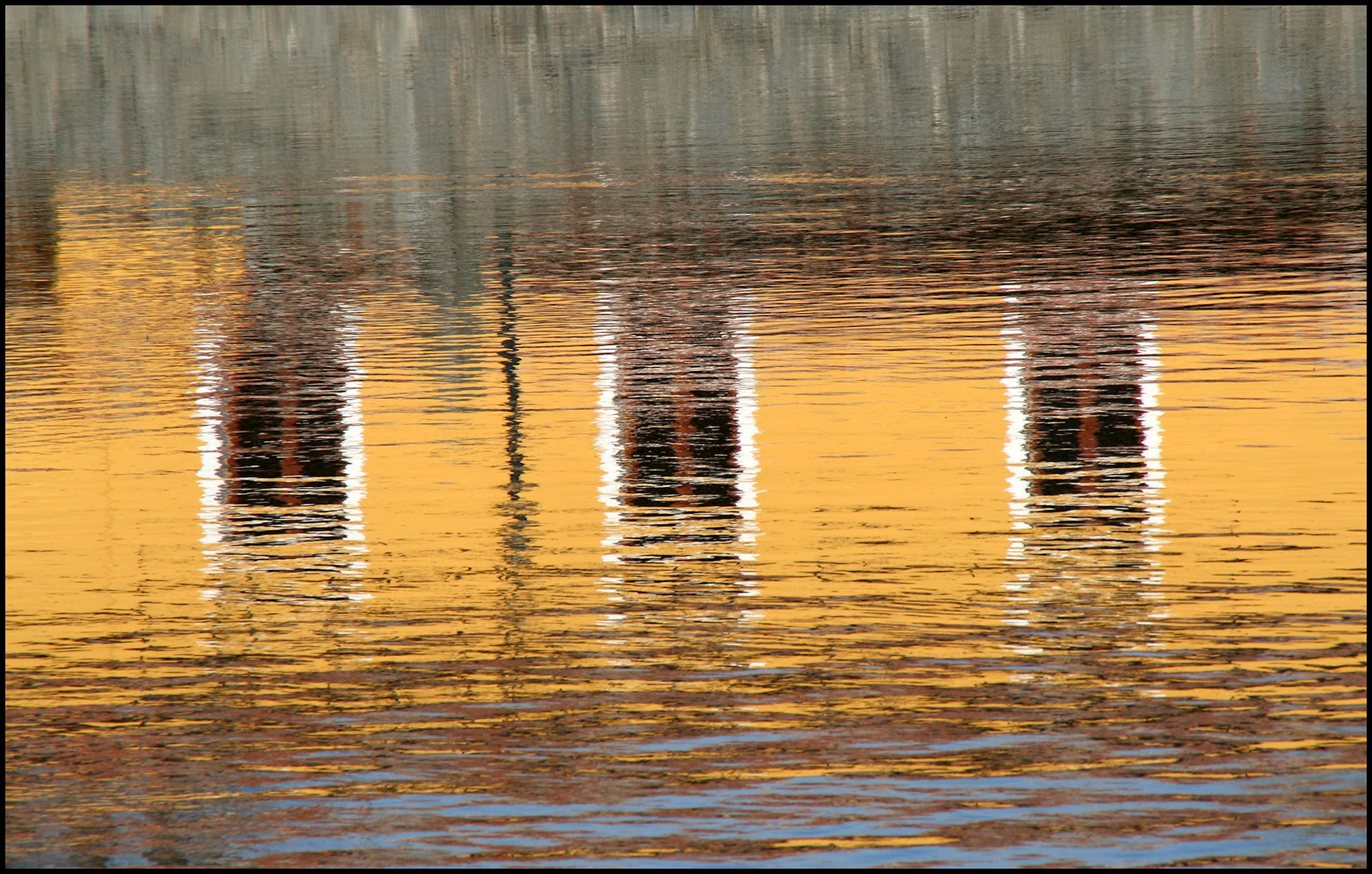 Reflejo sobre el río Adaja en Ávila. Ampliar. 100ASA