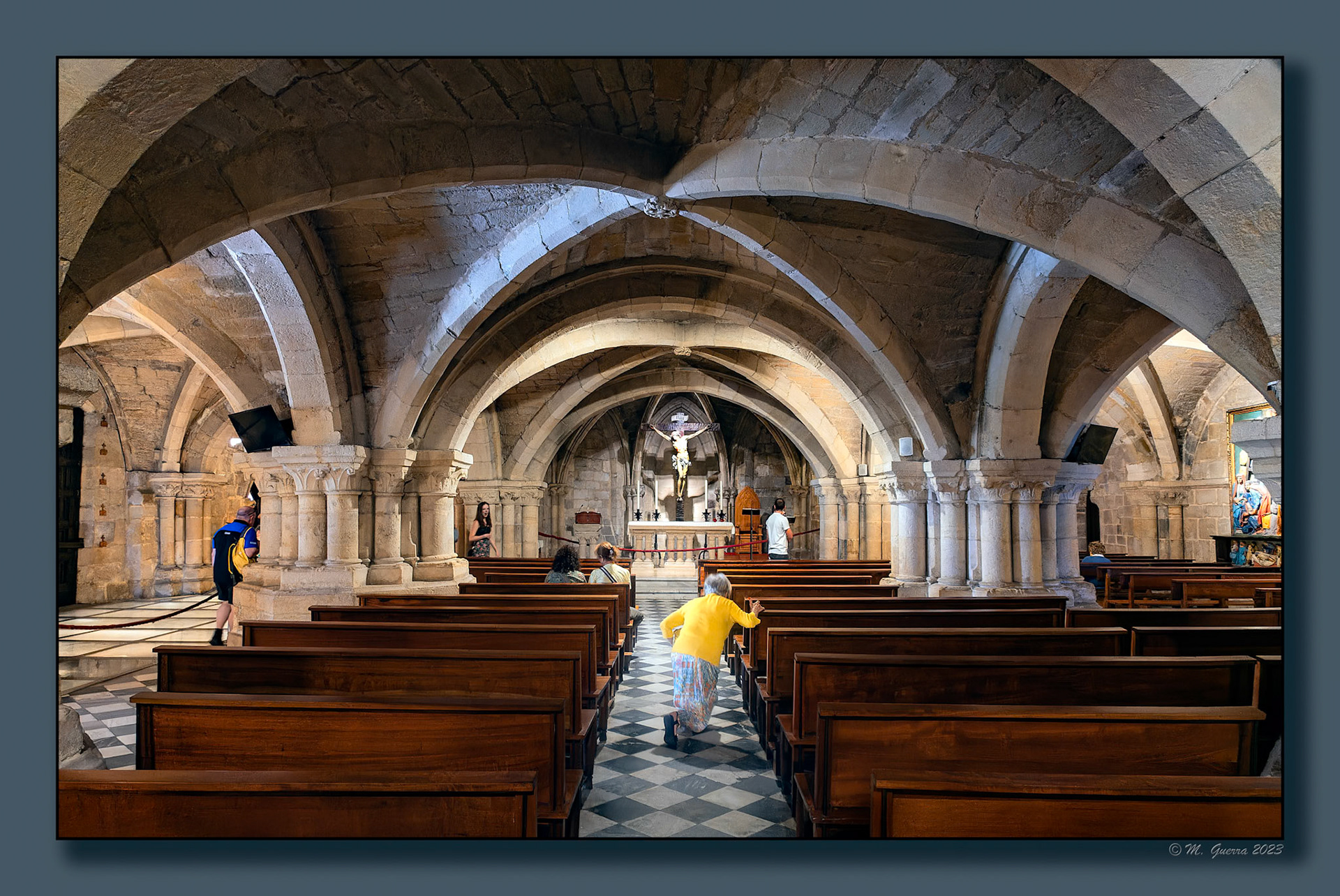 Nave de la catedral antigua en Santander. 100ASA