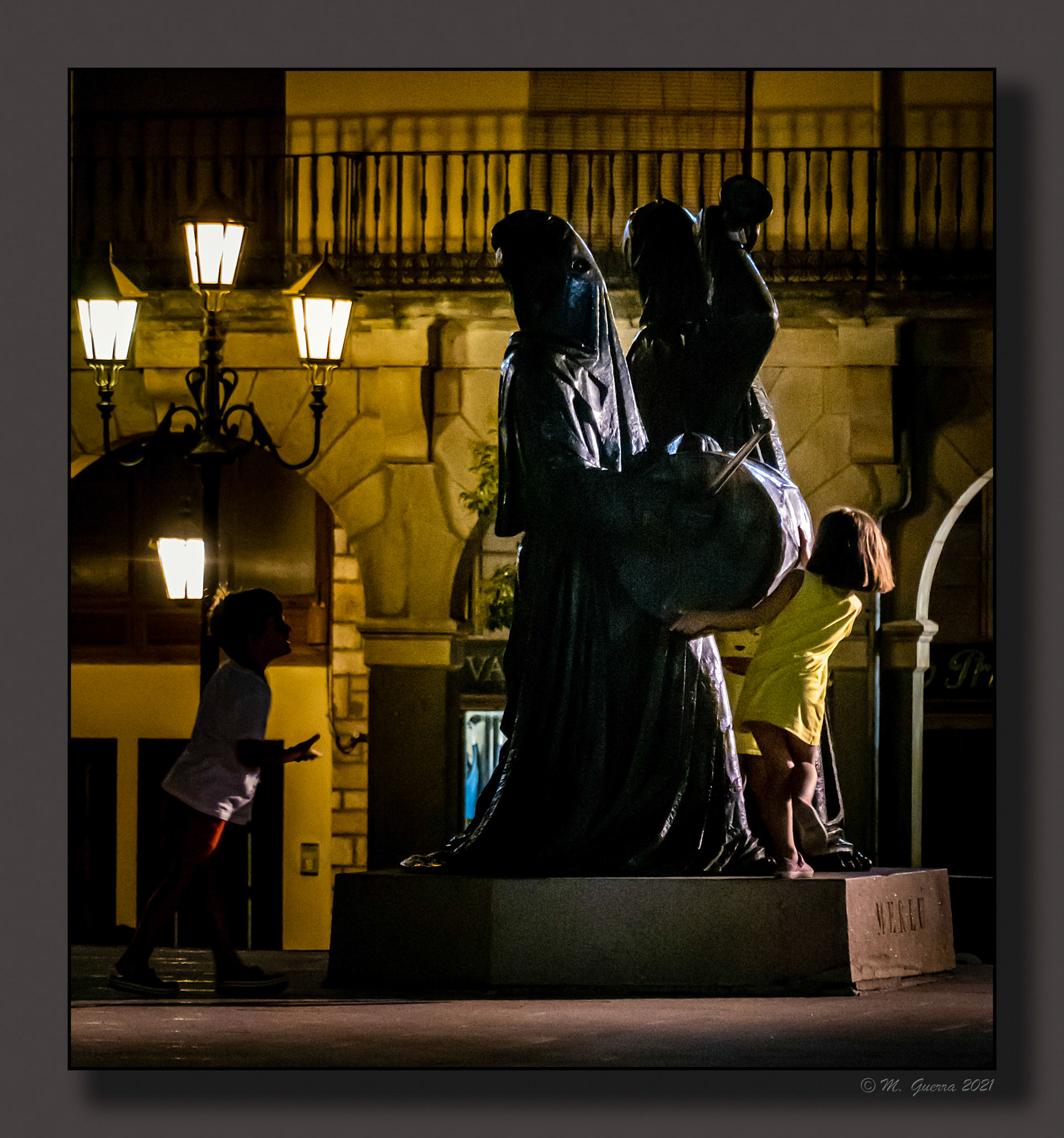 Niños jugando en una estatua de la Plaza Mayor de Zamora