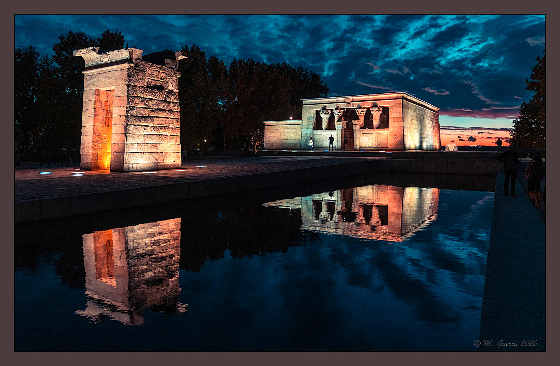 El templo de Debod con luz azul