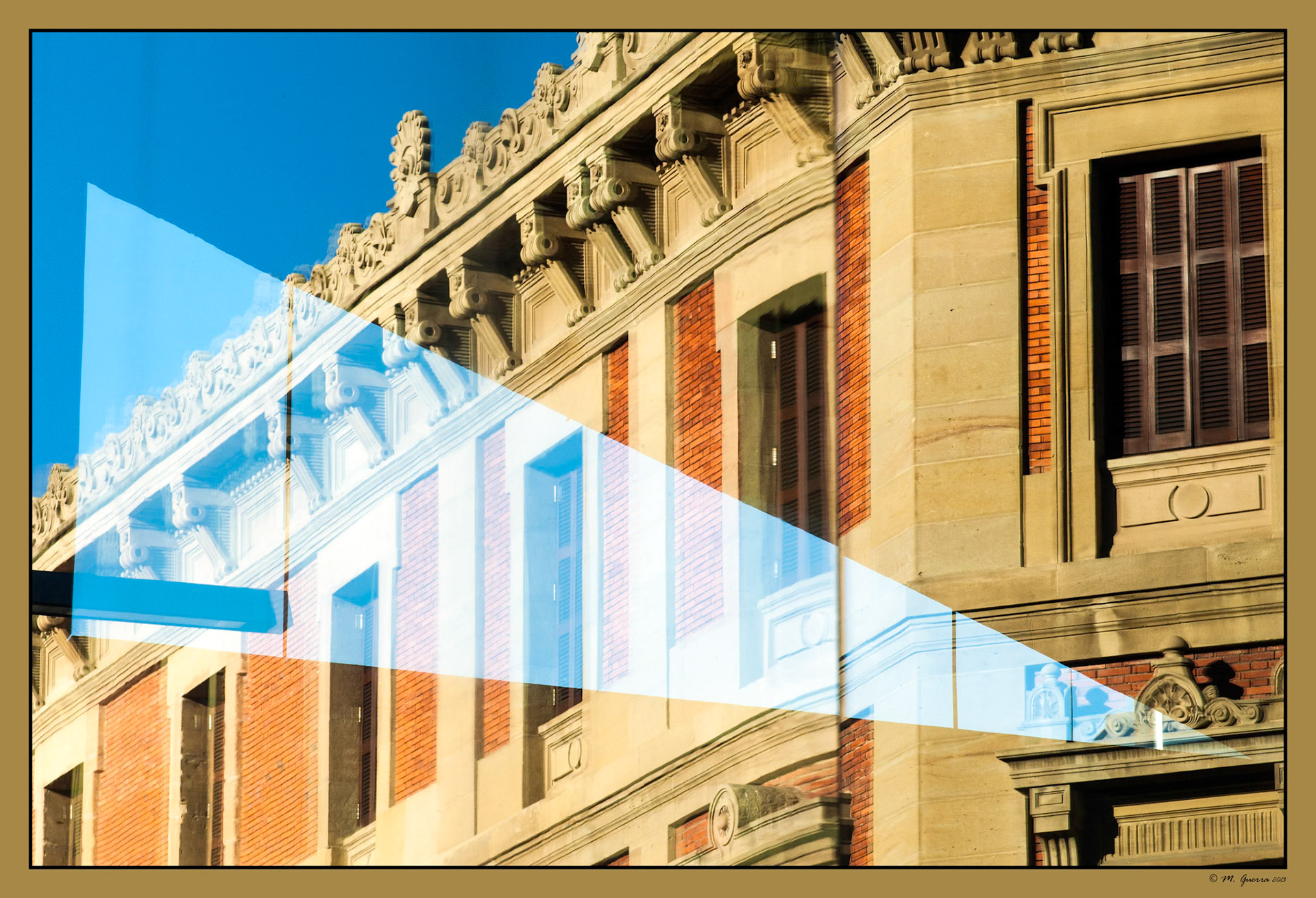 Reflejo en un cristal de un edificio de Pamplona. Ampliar