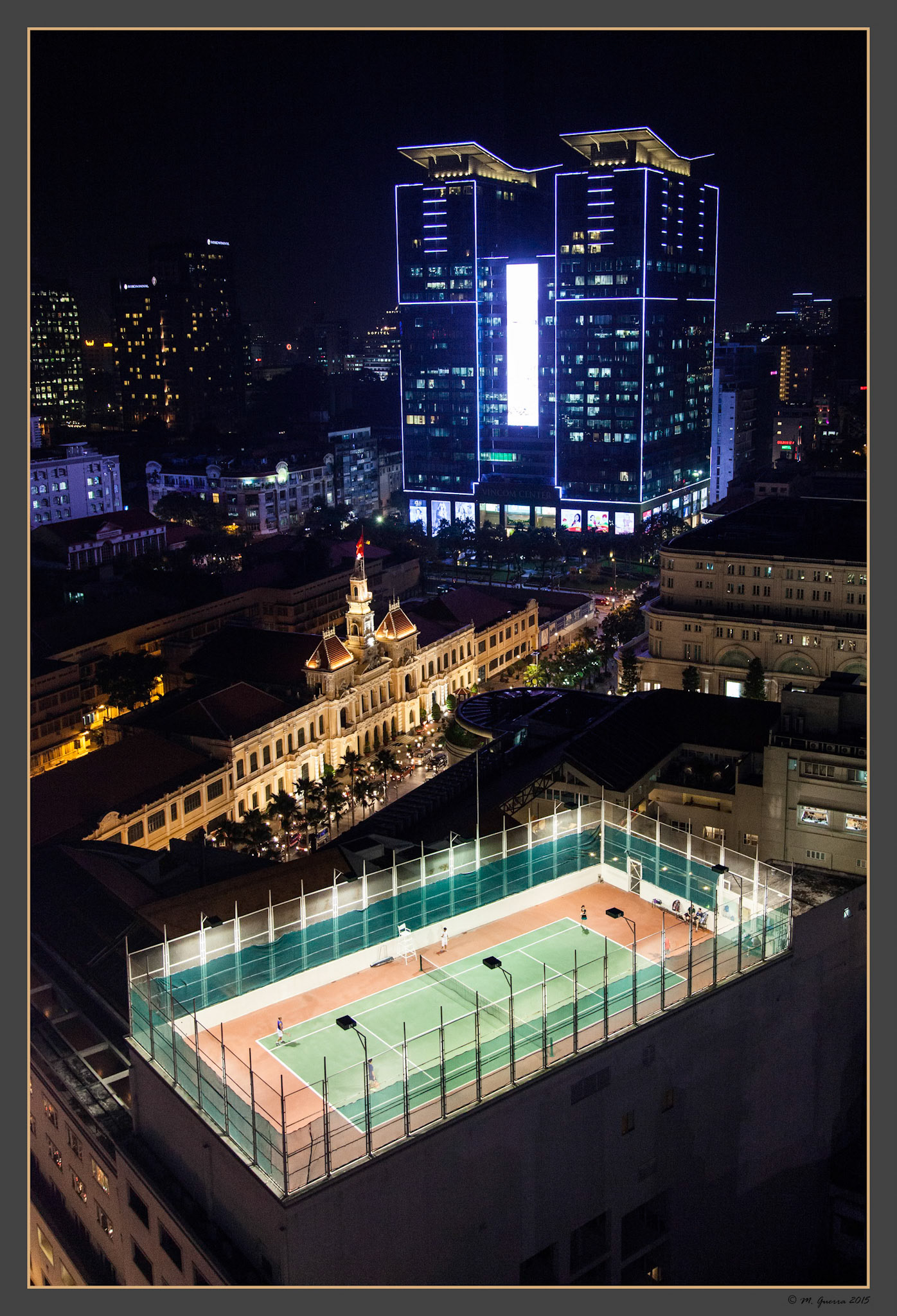 Pista de tenis iluminada de noche en Saigón. Ampliar. 100ASA