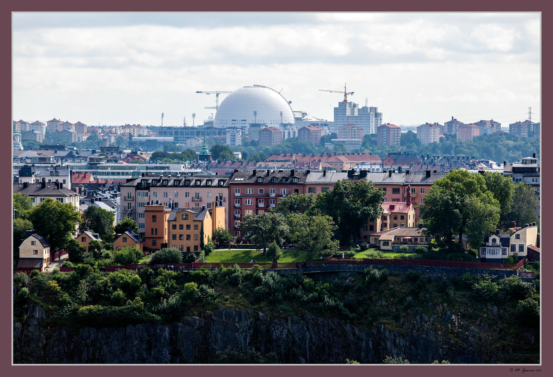 La cúpula del centro de Ericsson en Södermalm en Estocolmo desde la torre del ayuntamiento. Ampliar