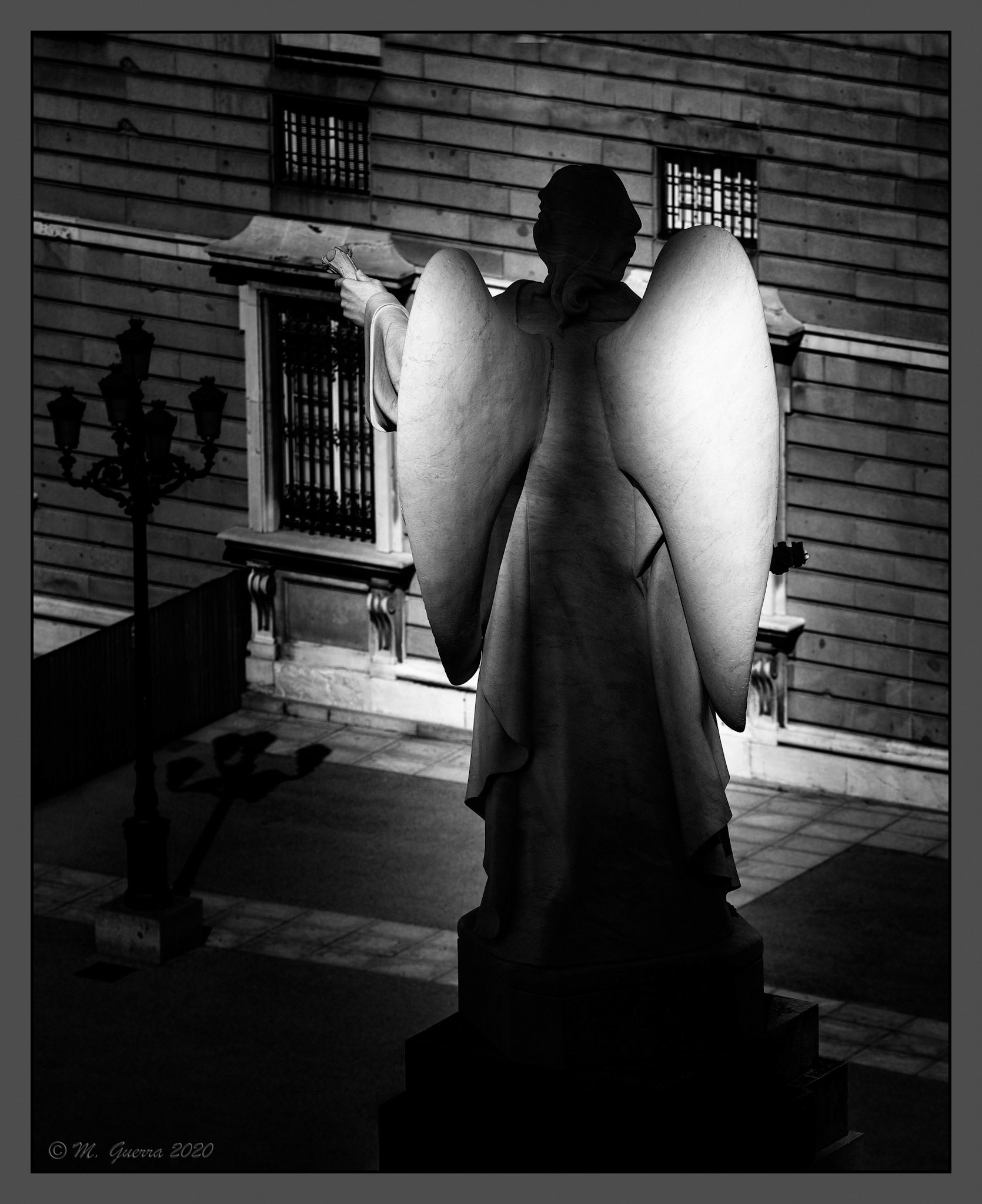 Estatua de ángel en la Catedral de la Almudena. Ampliar