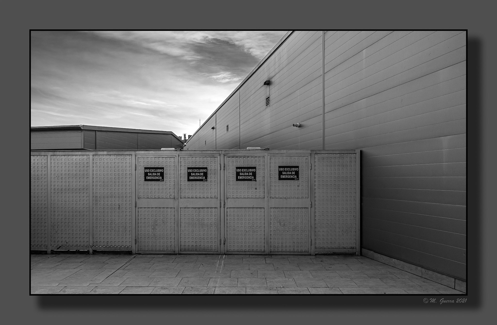 Puertas de emergencia en el Centro Comercial La Gavia. 100ASA