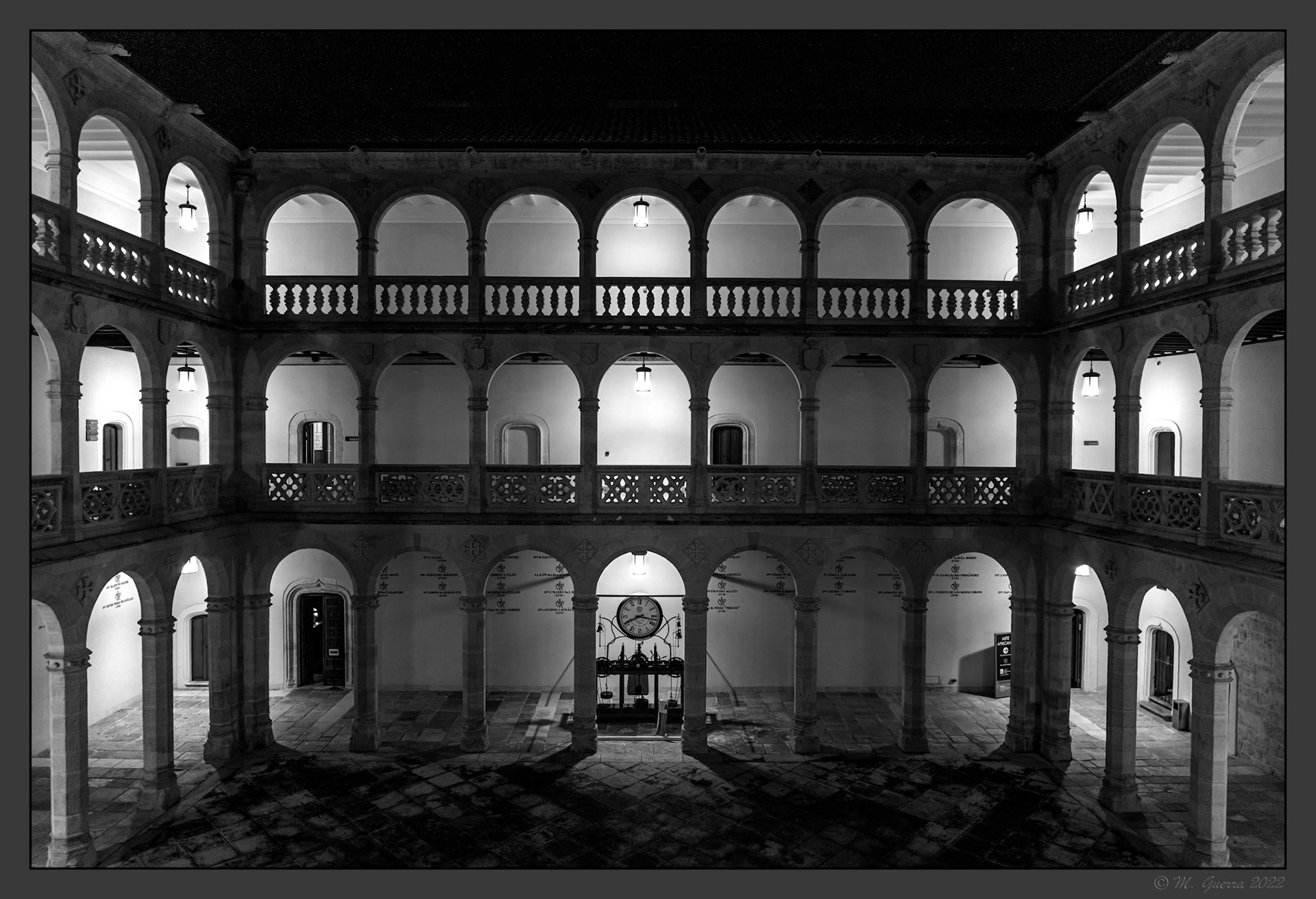 Claustro del interior del Rectorado de la Universidad de Valladolid. 100ASA