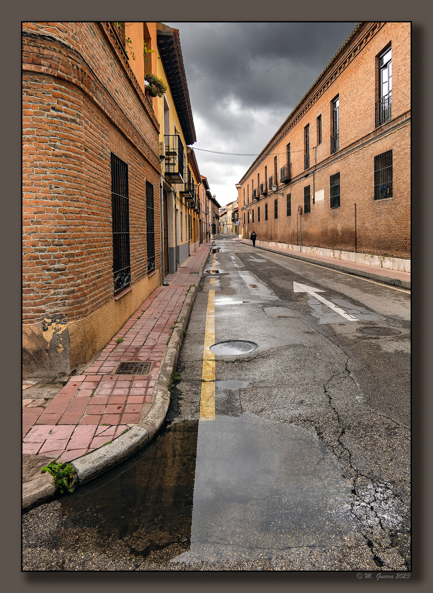 Calle mojada en Alcalá de Henares un día de lluvia. 100ASA
