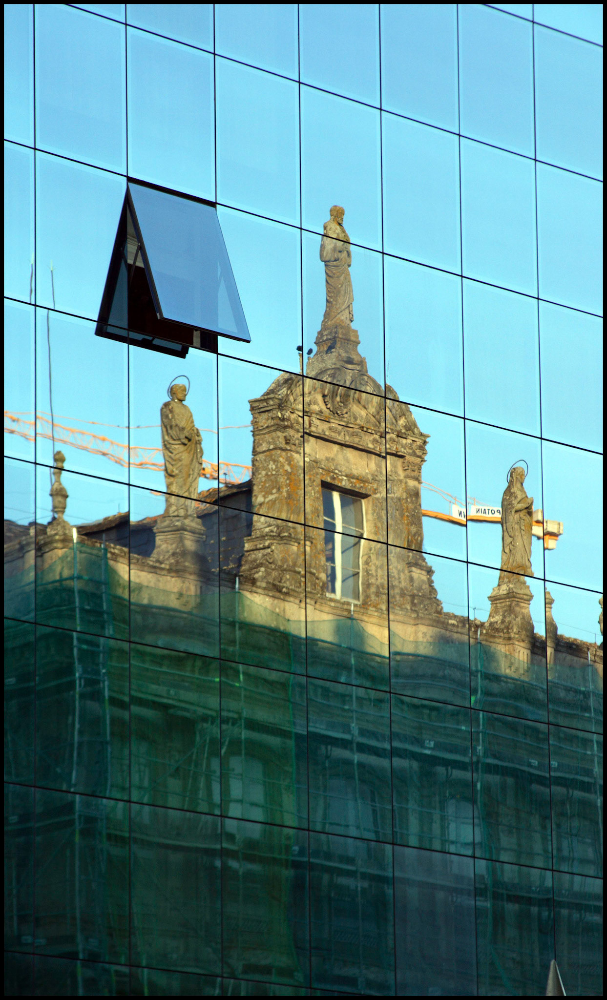 Reflejos de una iglesia en Lugo. Ampliar