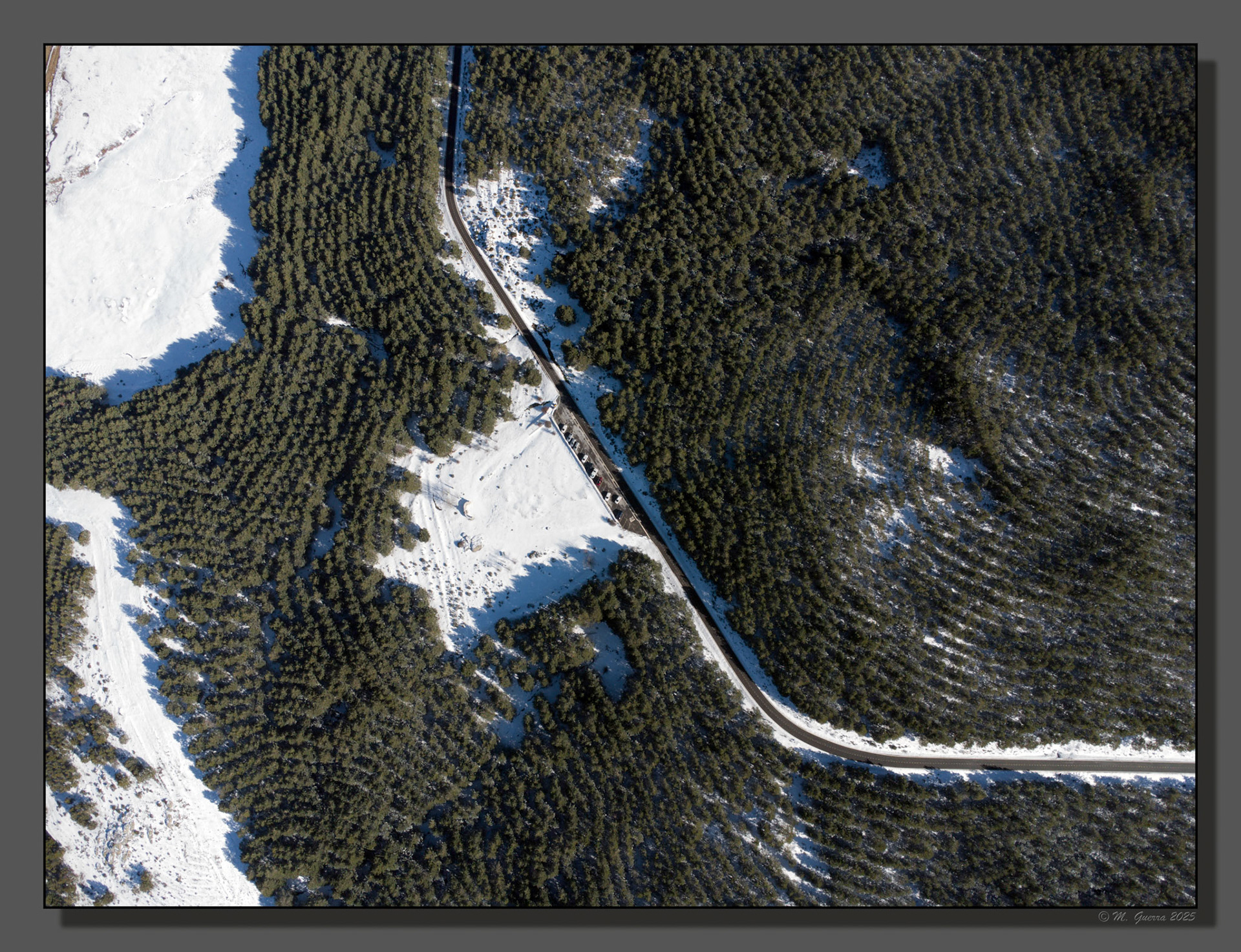 La sierra de Guadarrama en Madrid desde el dron con nieve en los alrededores del puerto de la Morcuera