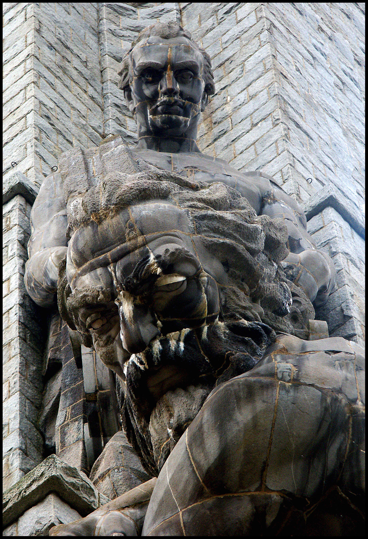 Estatuas de la Cruz de los Caídos. Ampliar