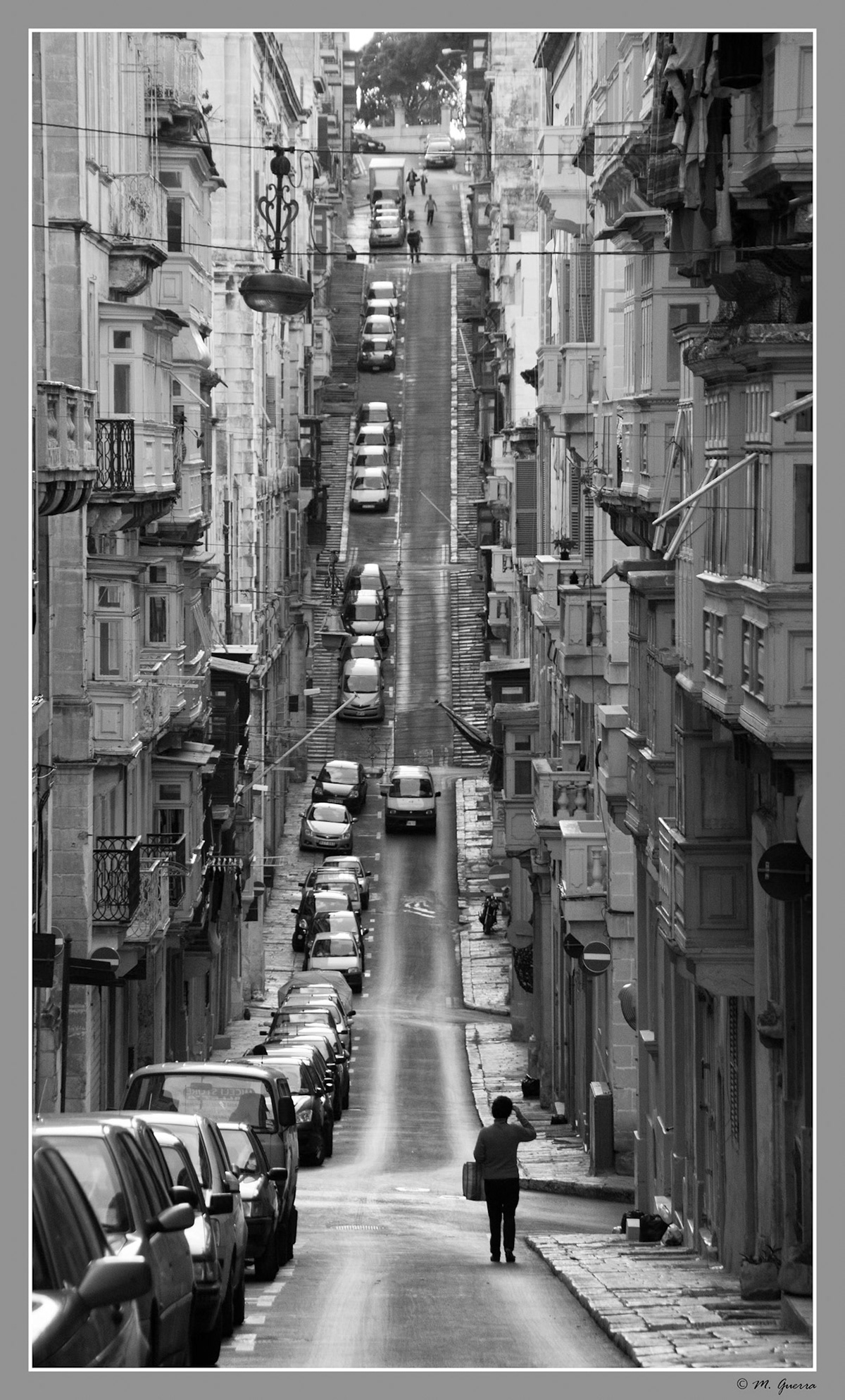 Calle empinada en la Valeta, Malta. Ampliar. 100ASA