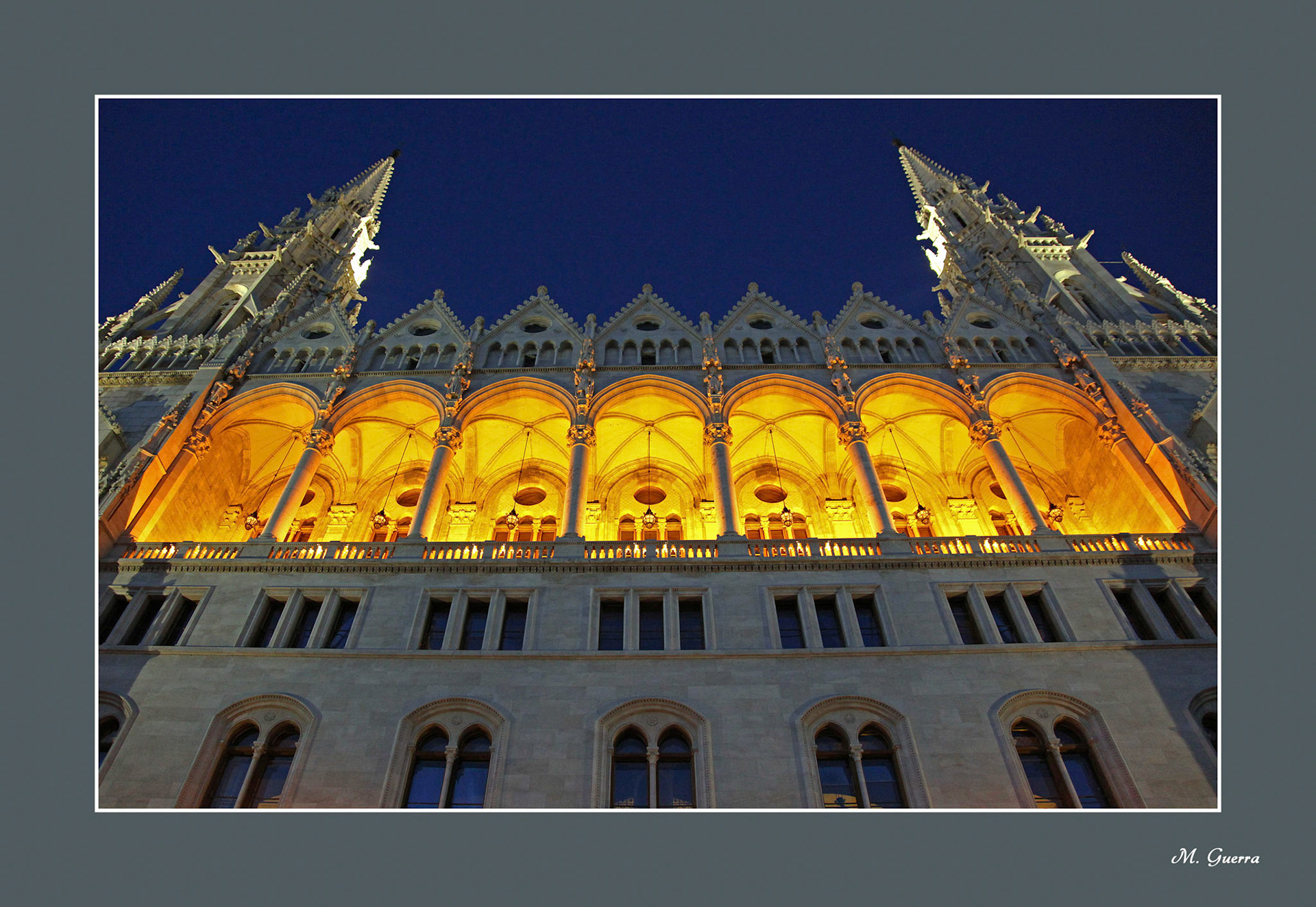 El parlamento de Budapest de noche. Ampliar