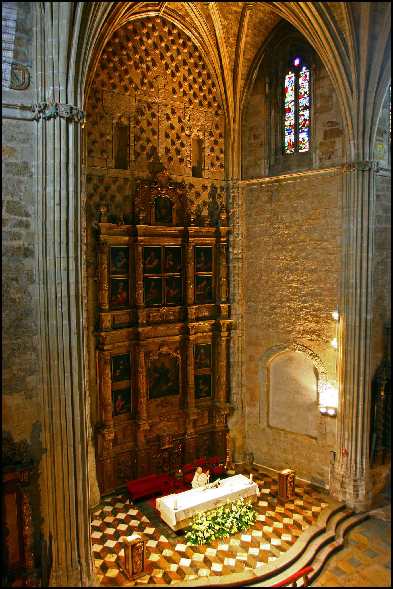 Iglesia adosada al parador en León. Ampliar