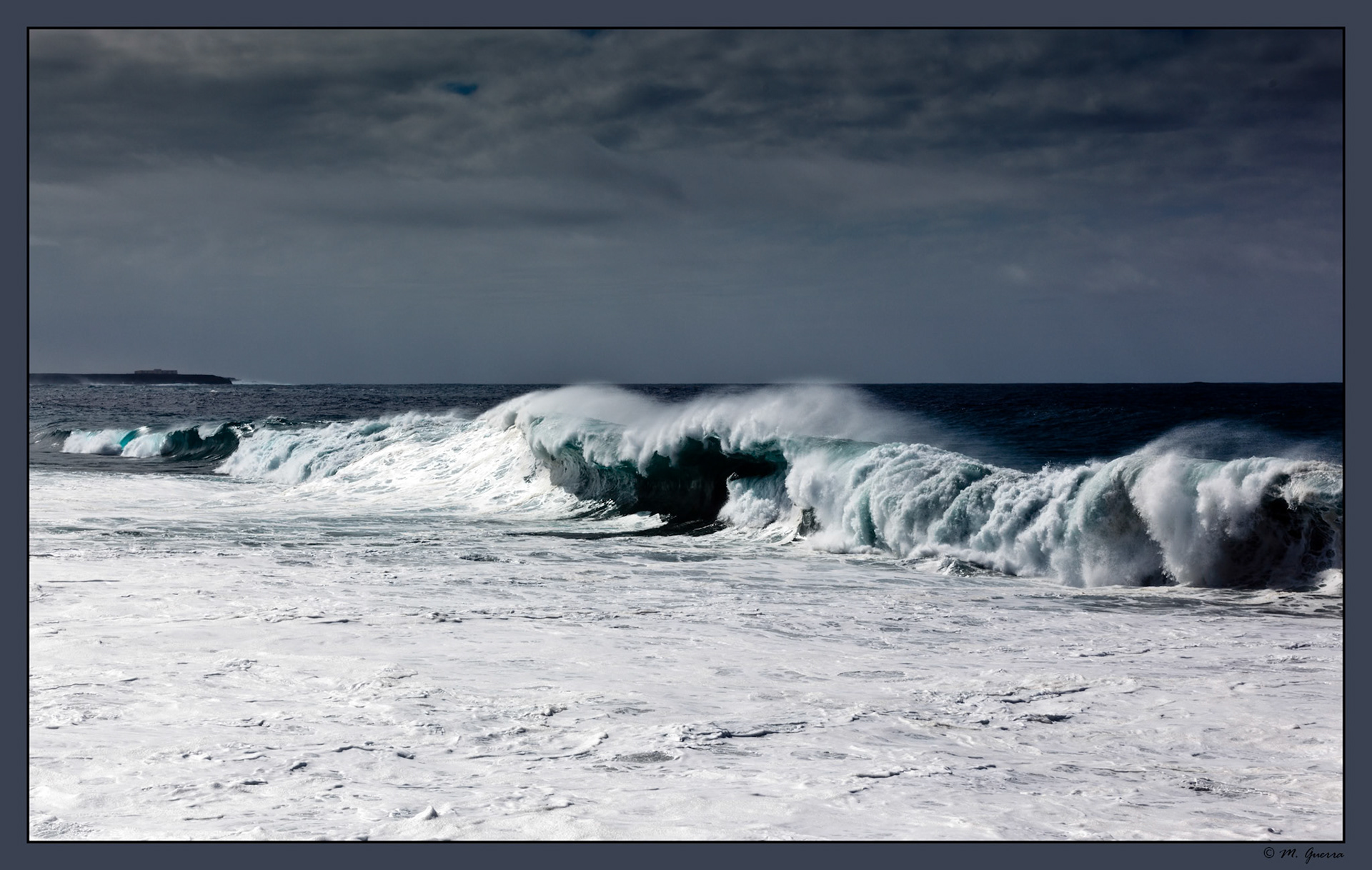 Olas en la costa entre Los Hervideros y las Salinas en Lanzarote. Ampliar. 100ASA