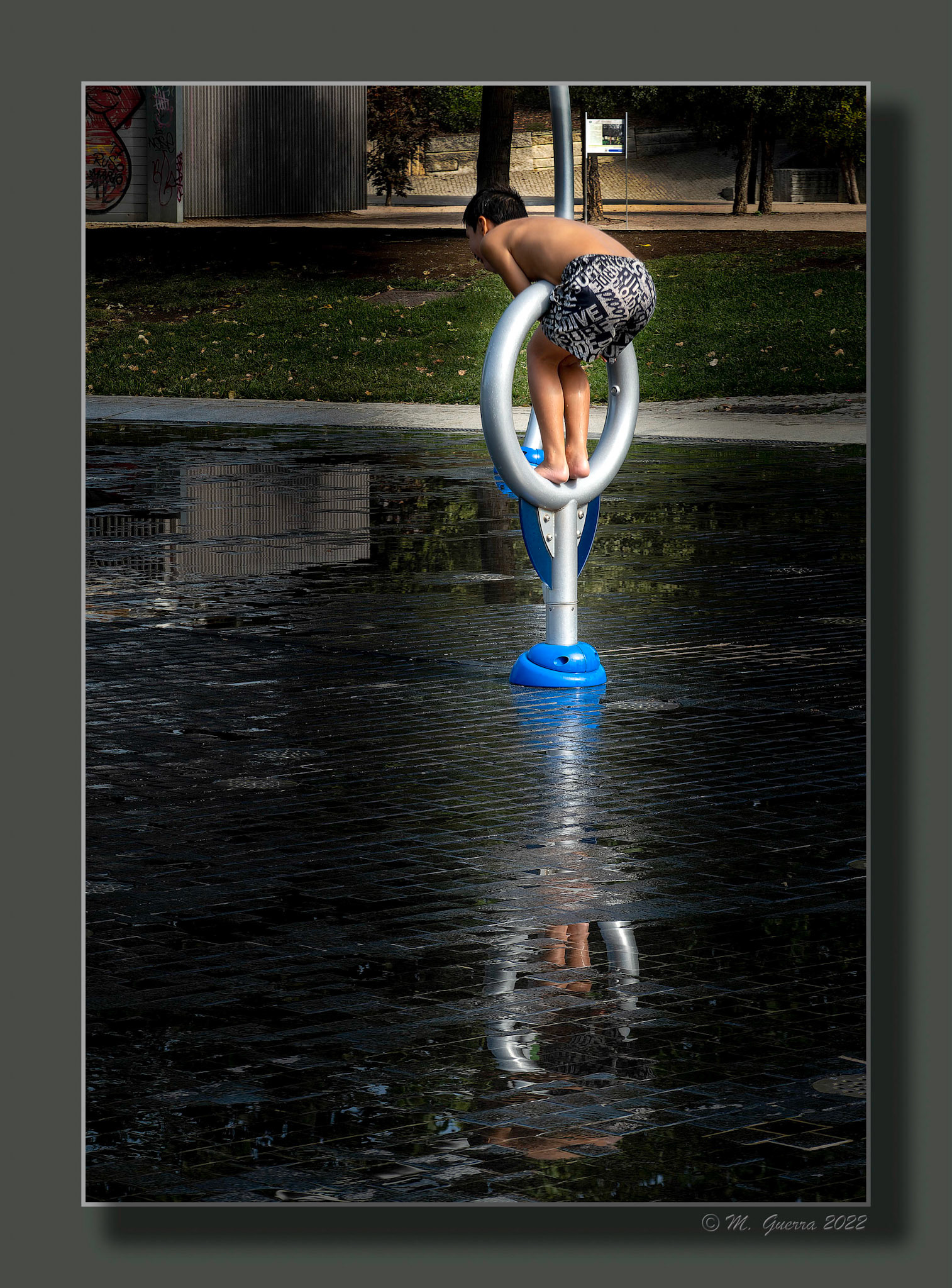 Grupo de niños jugando con las fuentes de chorros y agua pulverizada en Madrid Río