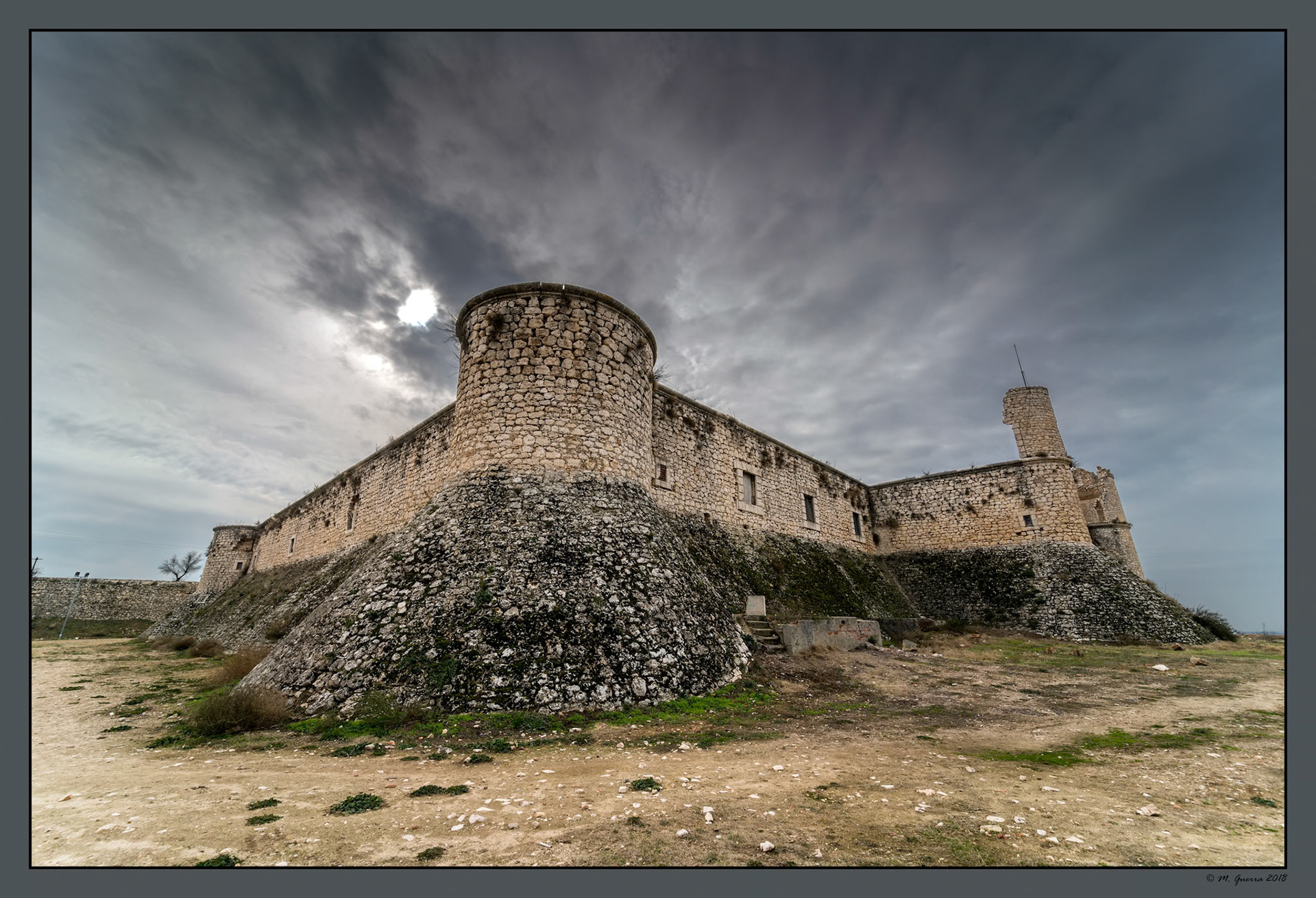 Castillo en Chinchón. Ampliar. 100ASA