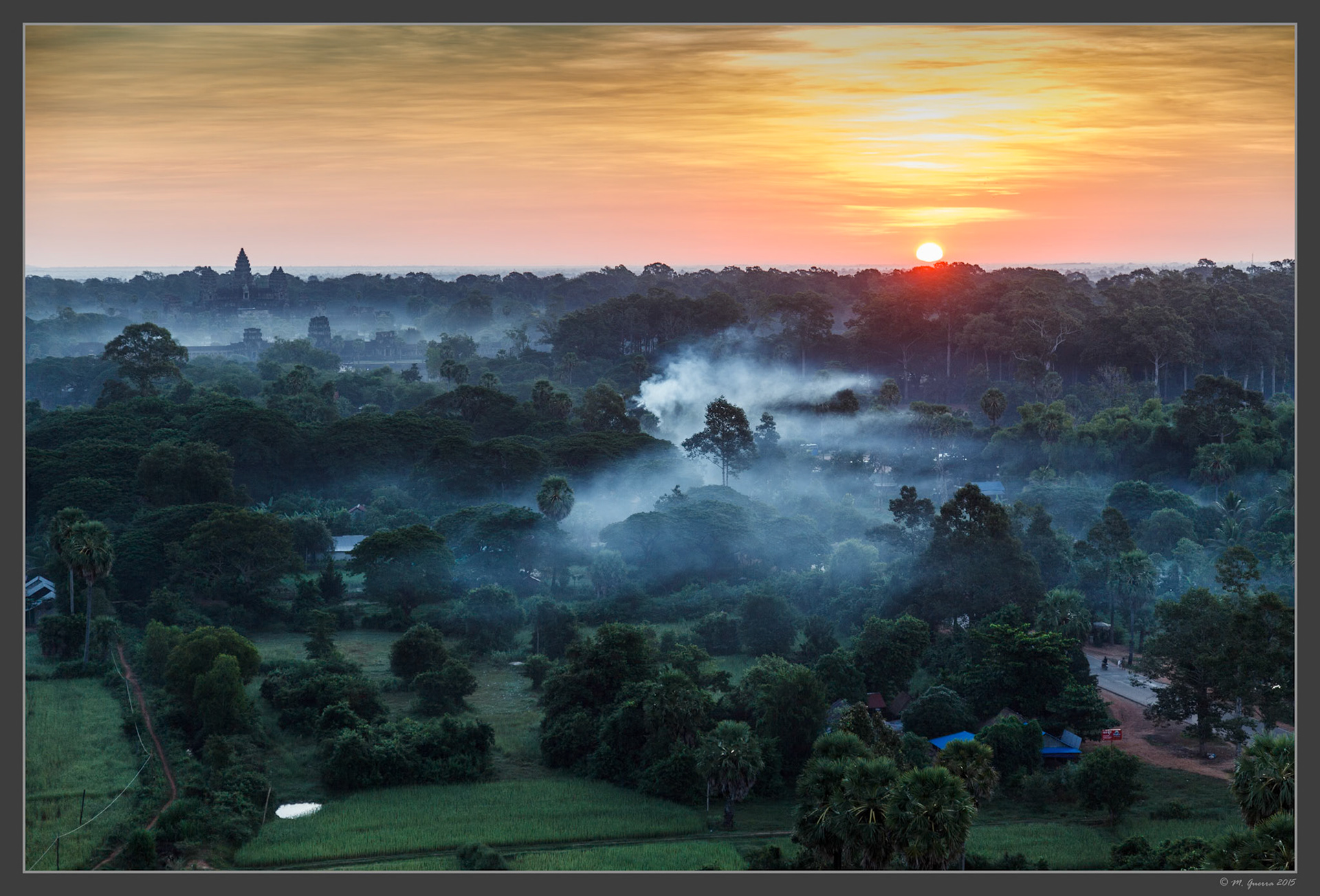 Amanecer en el templo de Angkor Wat desde el globo cautivo. Ampliar. 100ASA