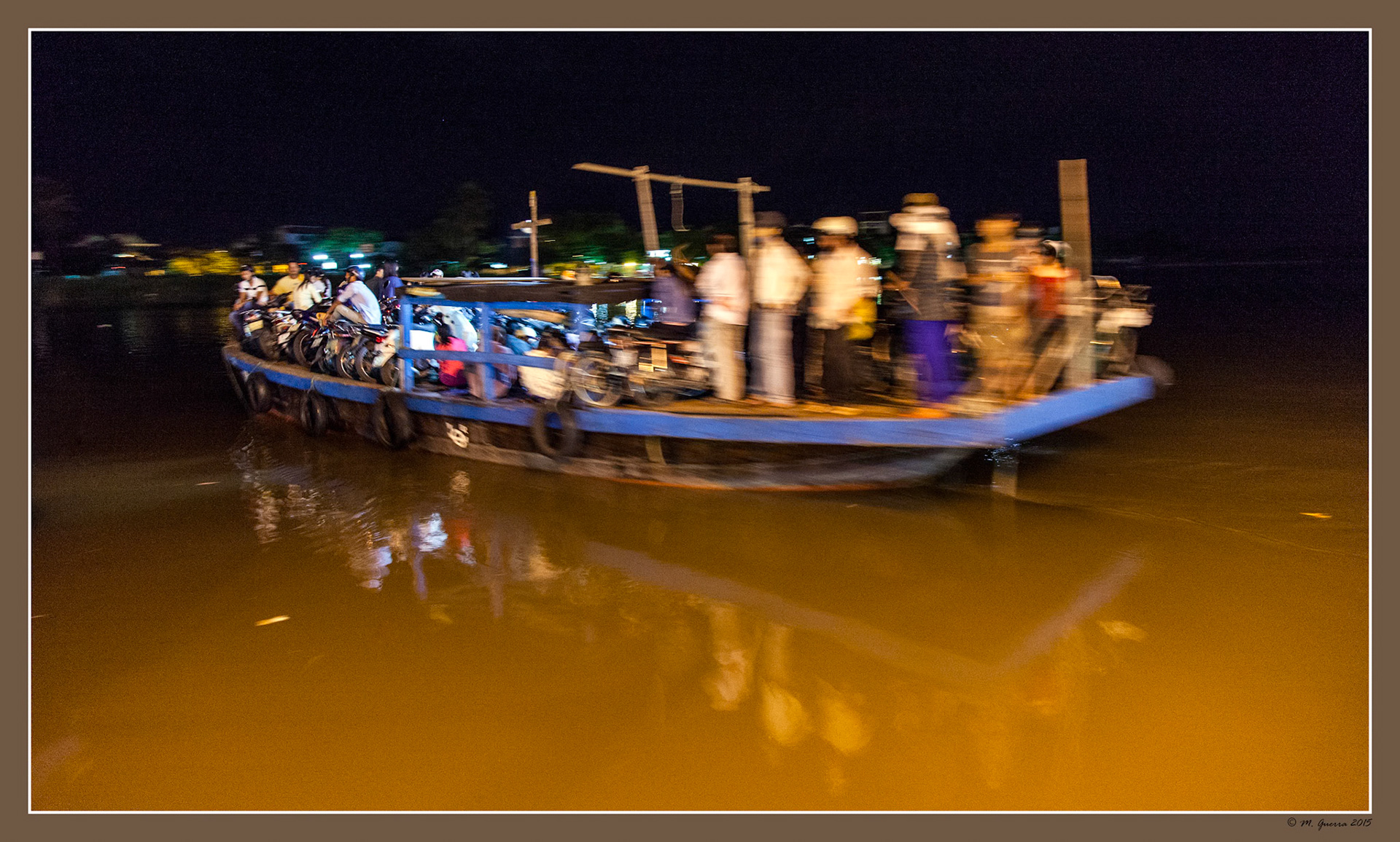 Barca de transporte local sobre el río en Hoy An. Ampliar