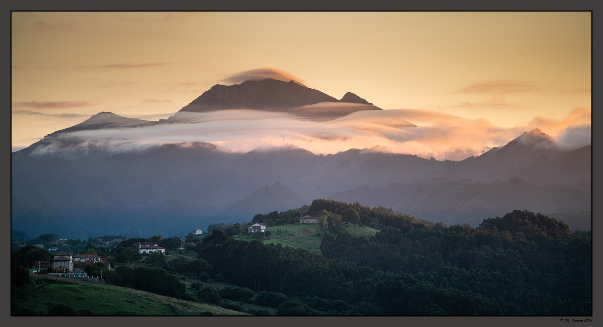 Atardecer con nubes en los Picos de Europa en Ribadesella. Ampliar. 100ASA