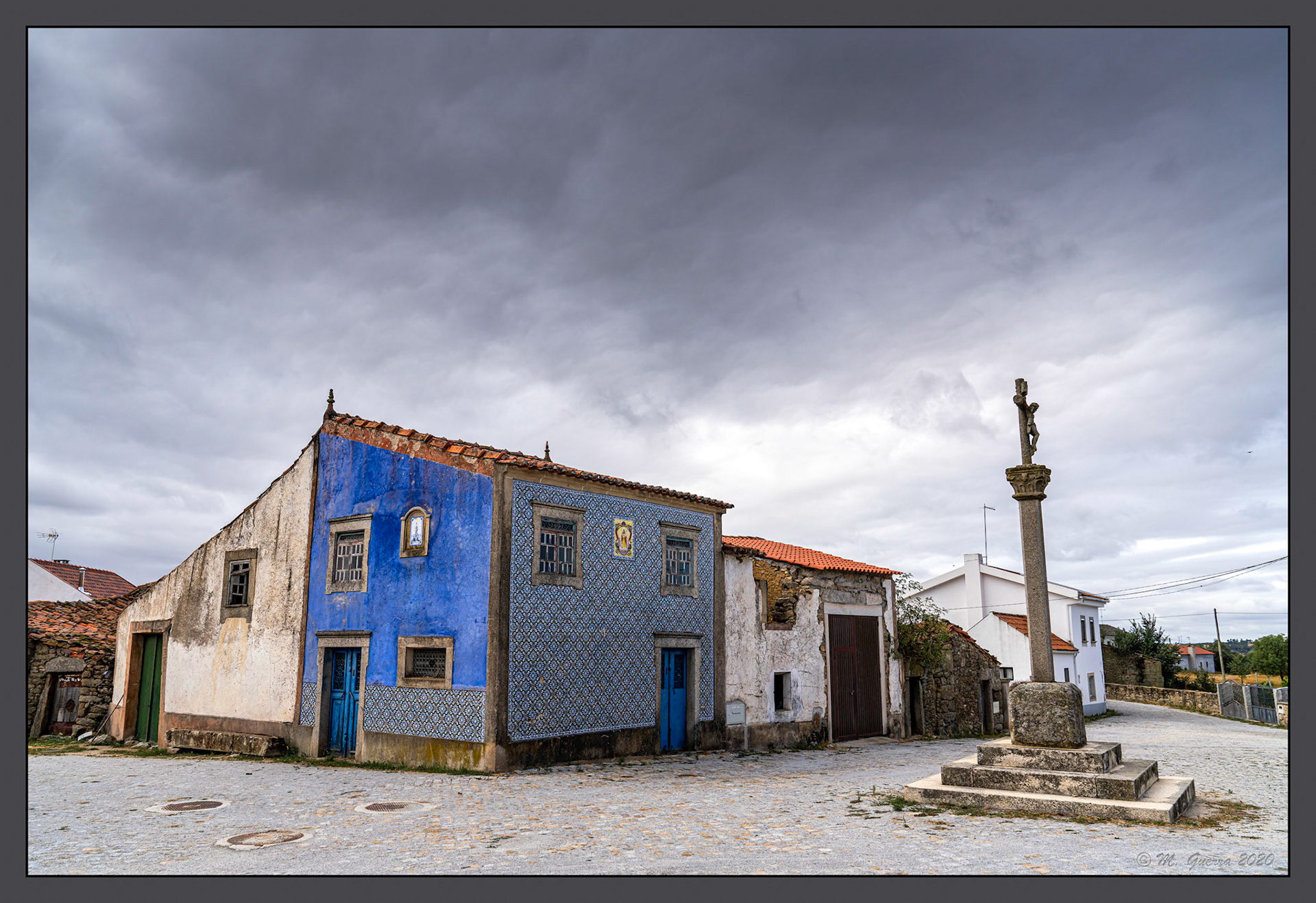 Casa típica con azulejos en Vale de Áigua. Ampliar