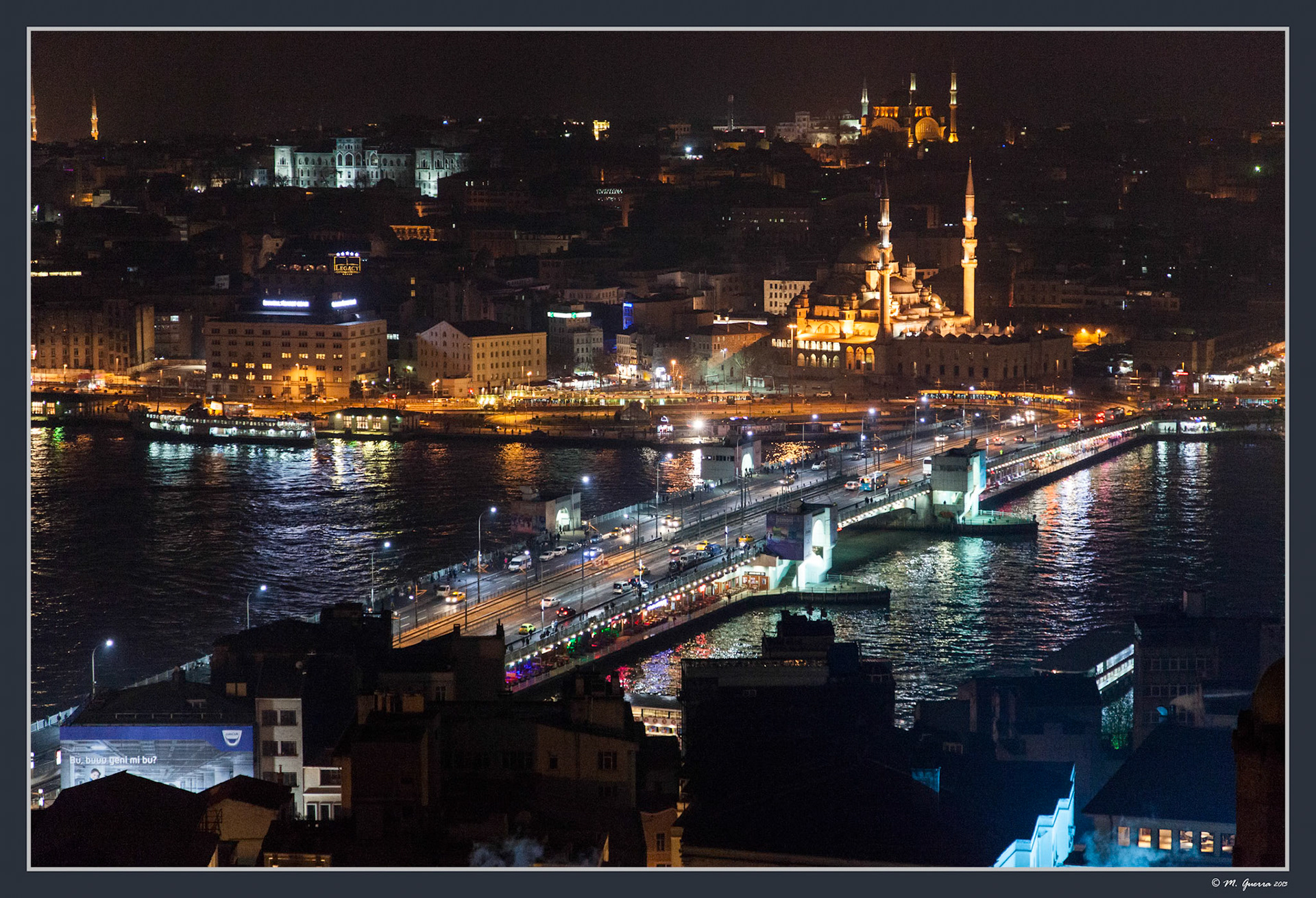 La ciudad de Estambul de noche desde la torre Galata. Ampliar