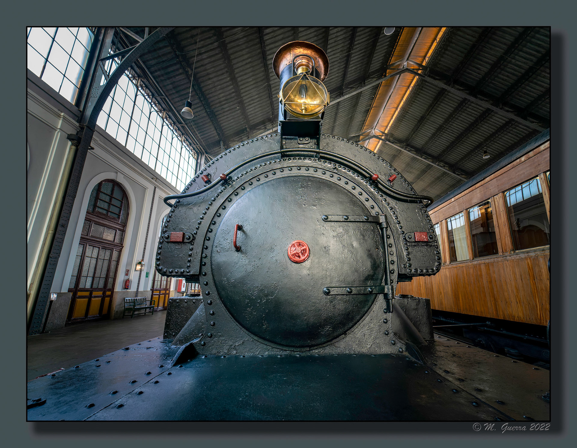 Locomotora de frente en el Museo del Ferrocarril. 100ASA