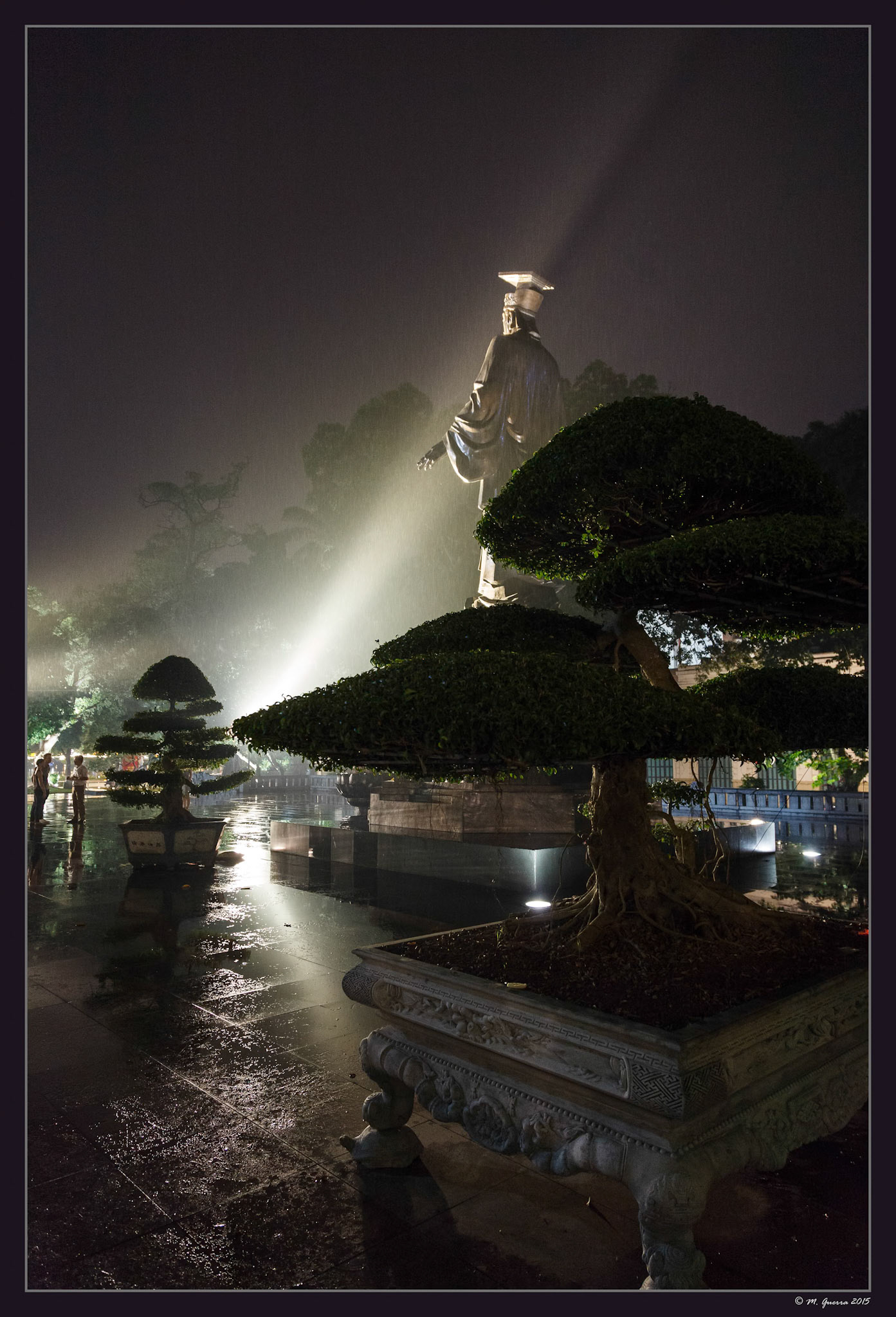 Estatua de un antiguo gobernante de Vietnam en Hanoi. Ampliar