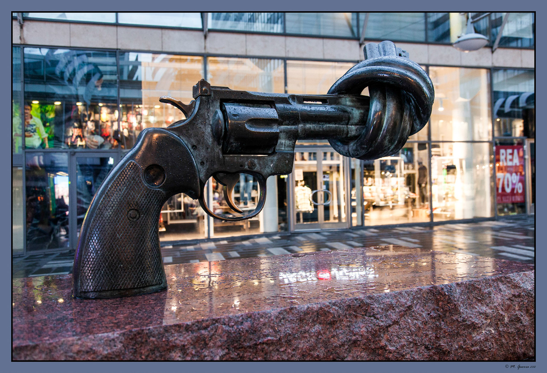 Escultura de una pistola con el cañón hecho un nudo en Sergelgatan en Estocolmo. Ampliar