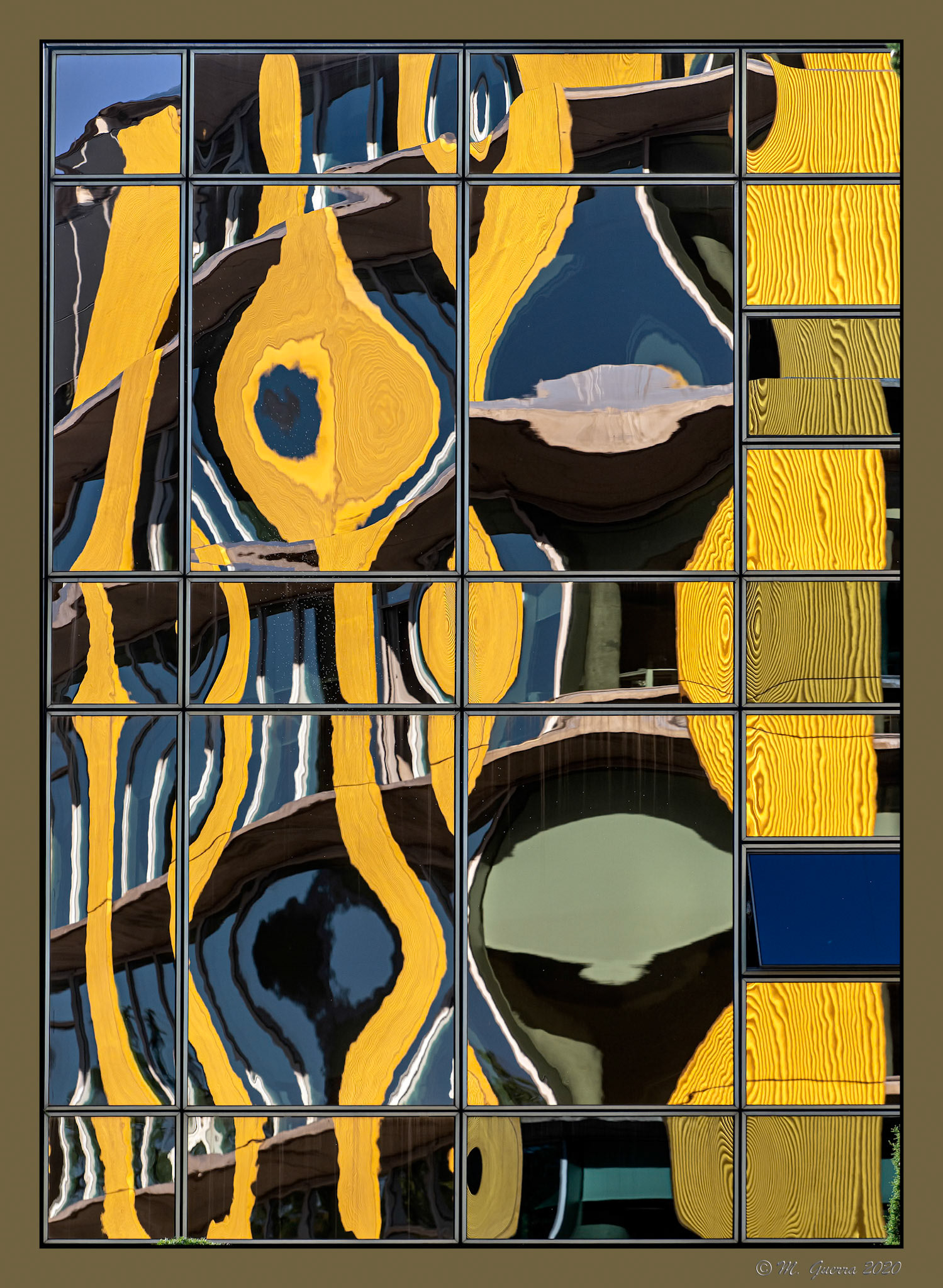 Edificio de oficinas con reflejos en el barrio Salvador de Madrid. Ampliar. 100ASA