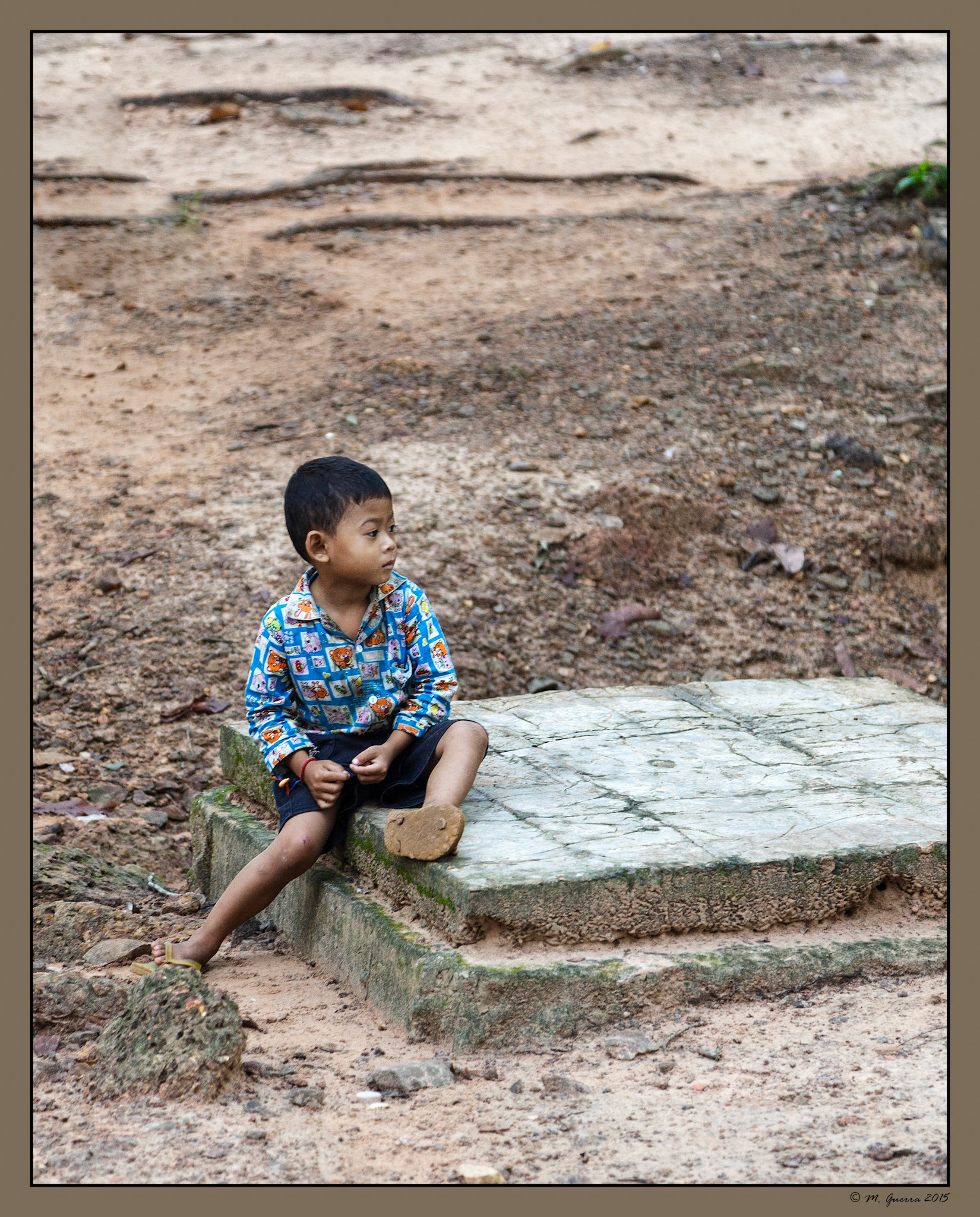 Niño en el templo de Angkor Thom. Ampliar. 100ASA