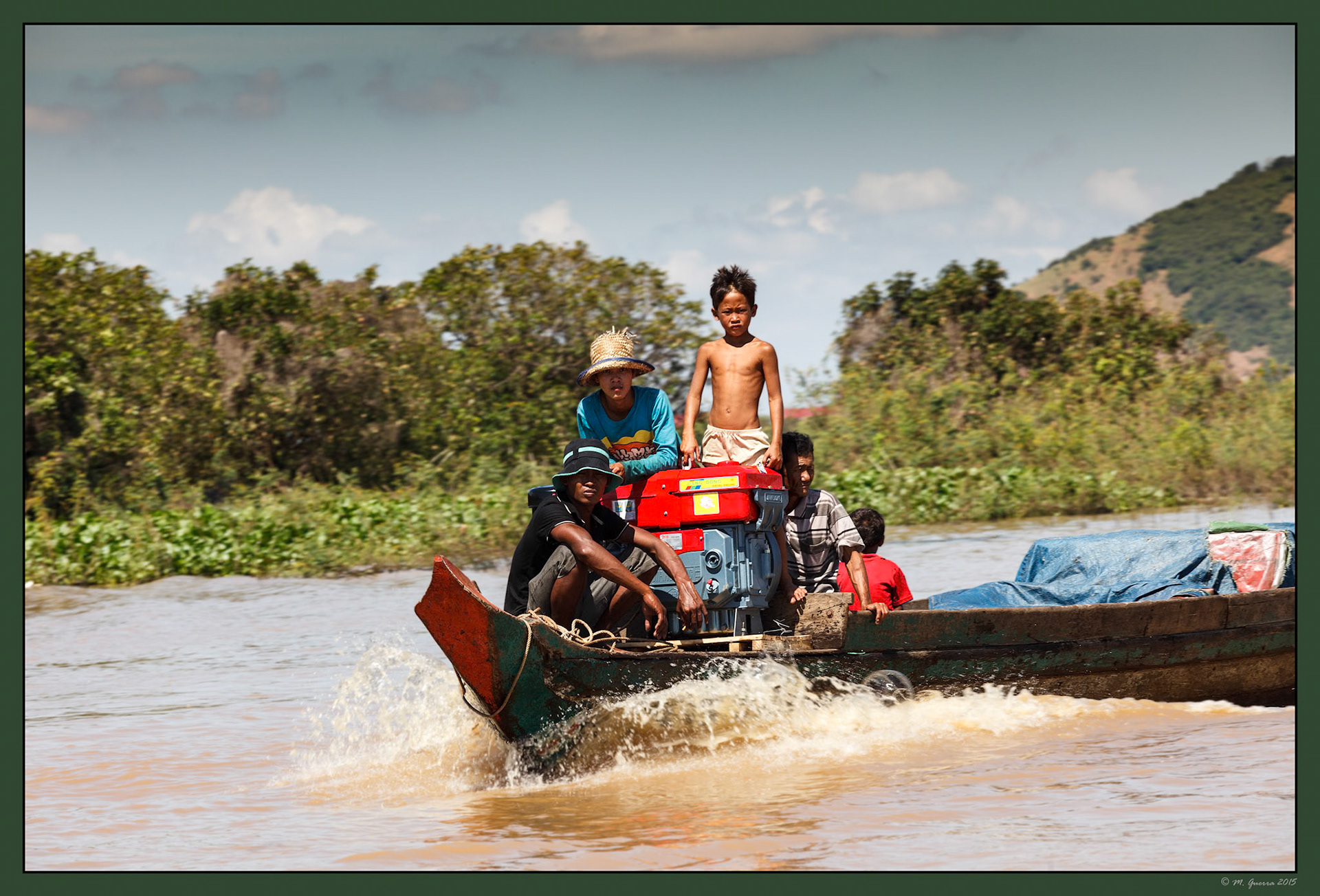 Lancha de transporte en el río Siem Reap. Ampliar. 100ASA
