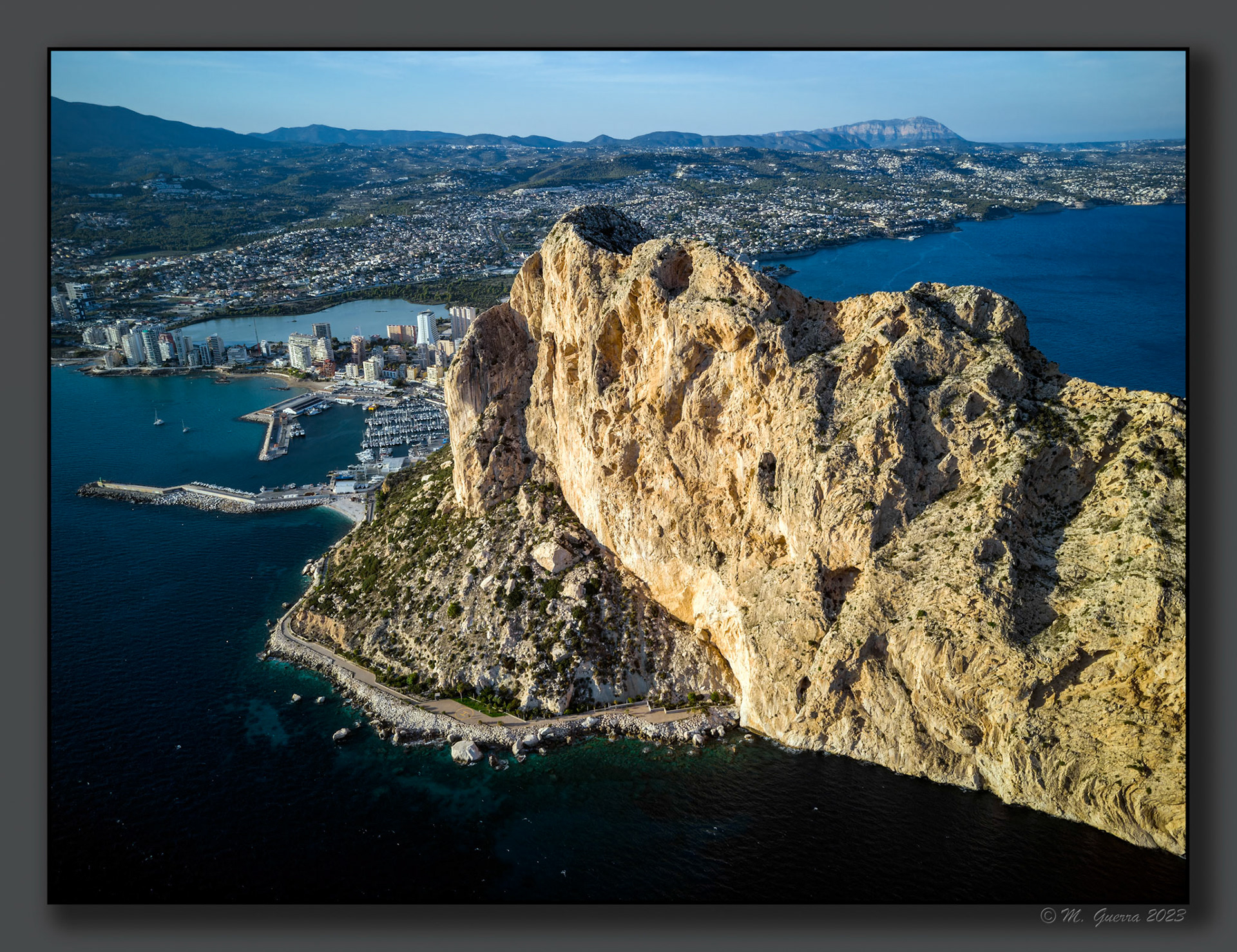 El peñón de Ifach en Calpe desde el dron