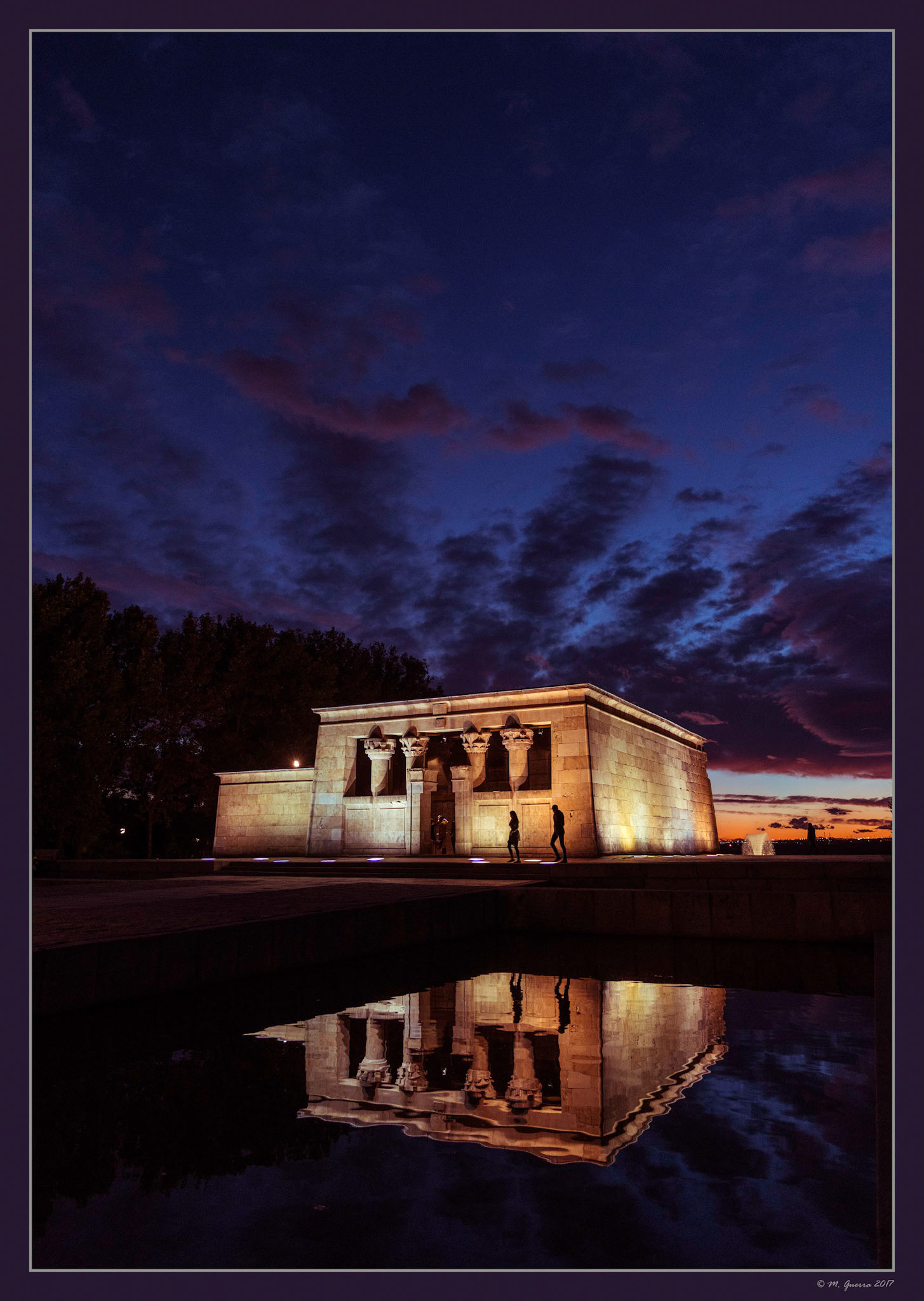 El templo de Debod con luz azul. Ampliar