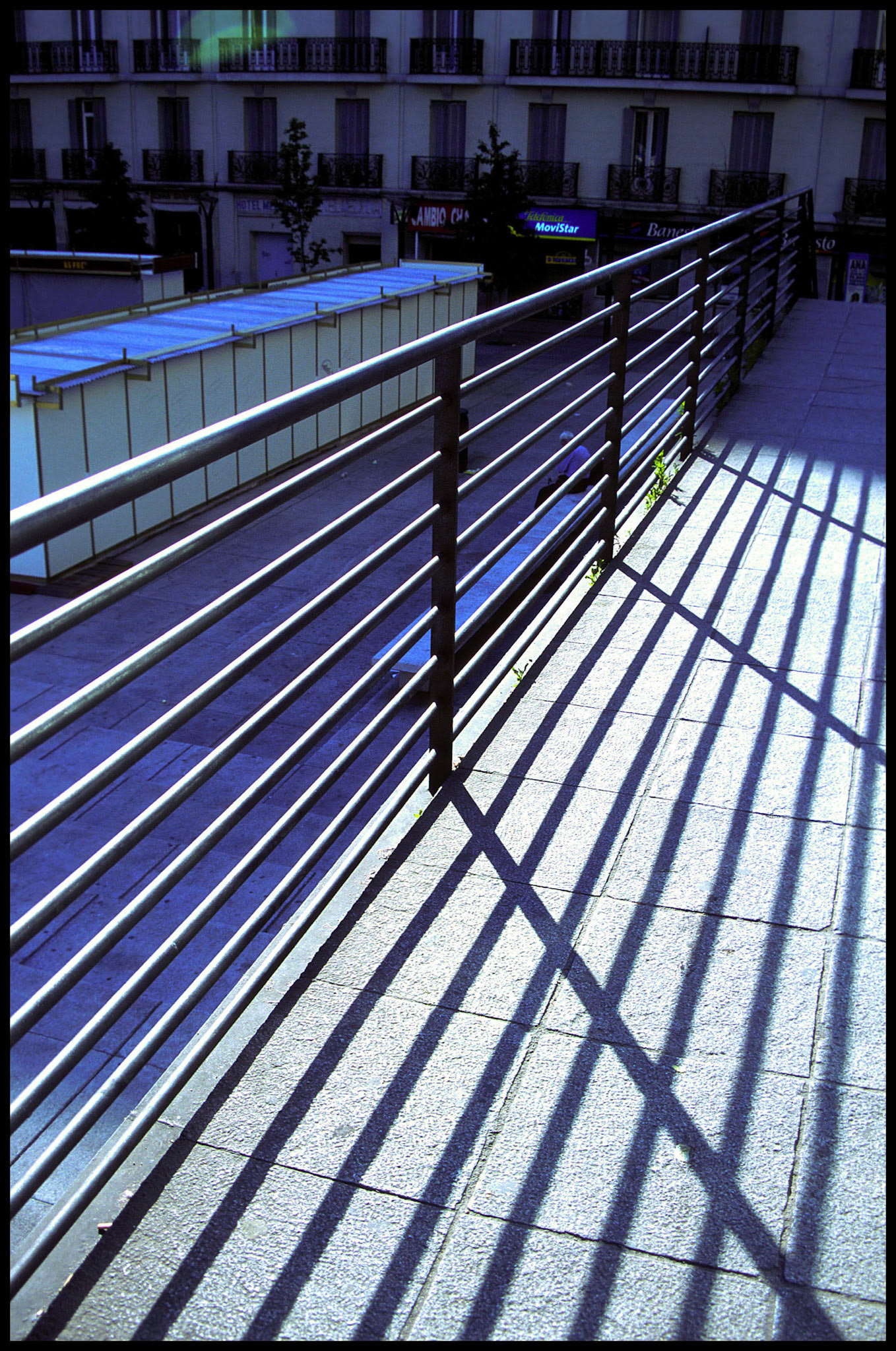 Valla en el Museo Reina Sofía en Madrid. Ampliar