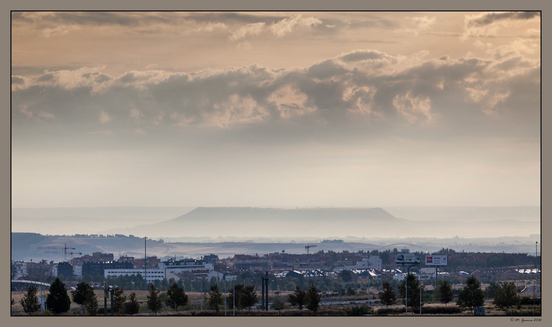 Rayos de sol entre nubes en el parque de Felipe VI. Ampliar