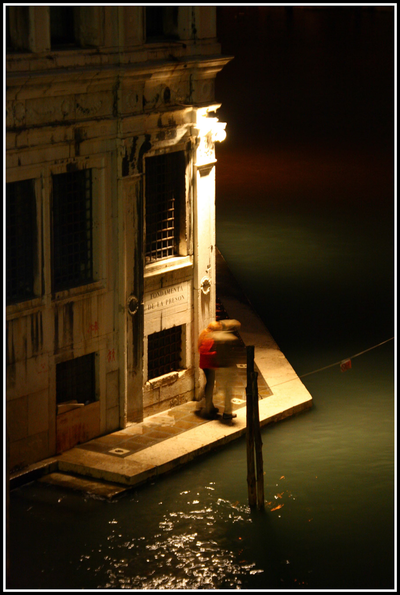 Una pareja en la Fondamenta de la Preson en Venecia. Ampliar