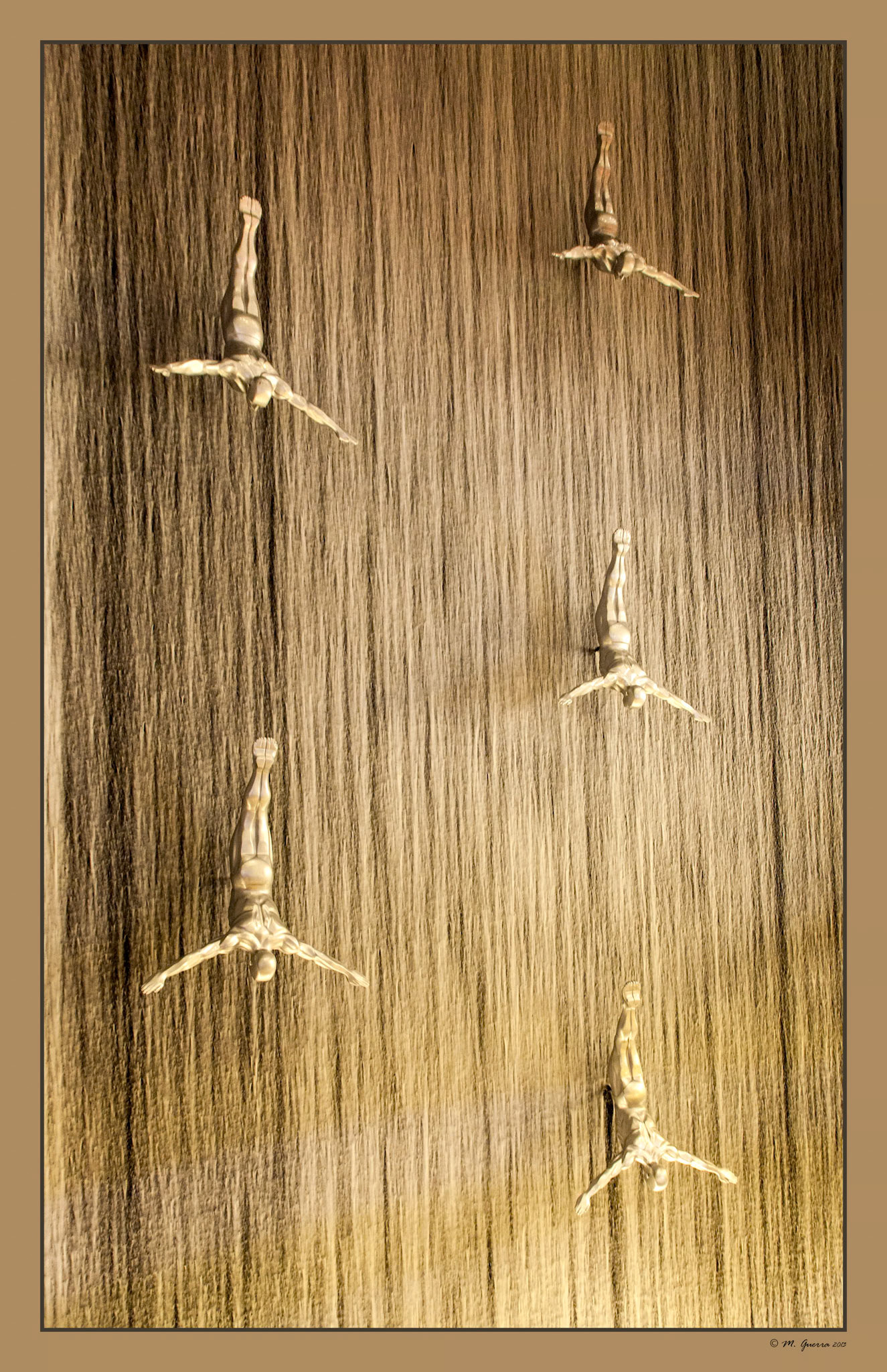 Escultura con cascada en el Mall de Dubai. Ampliar