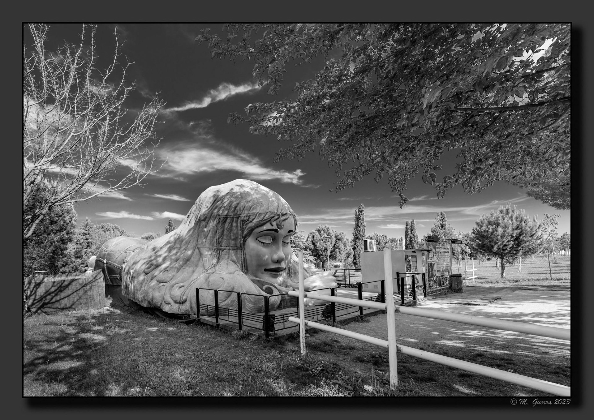 Estatua gigante tumbada de una niña con vaqueros en el Parque Europa de Torrejón