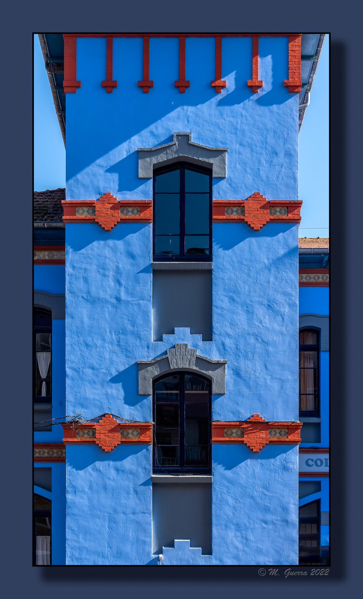 Casa de indiano azul convertida en un colegio en Avilés. 100ASA