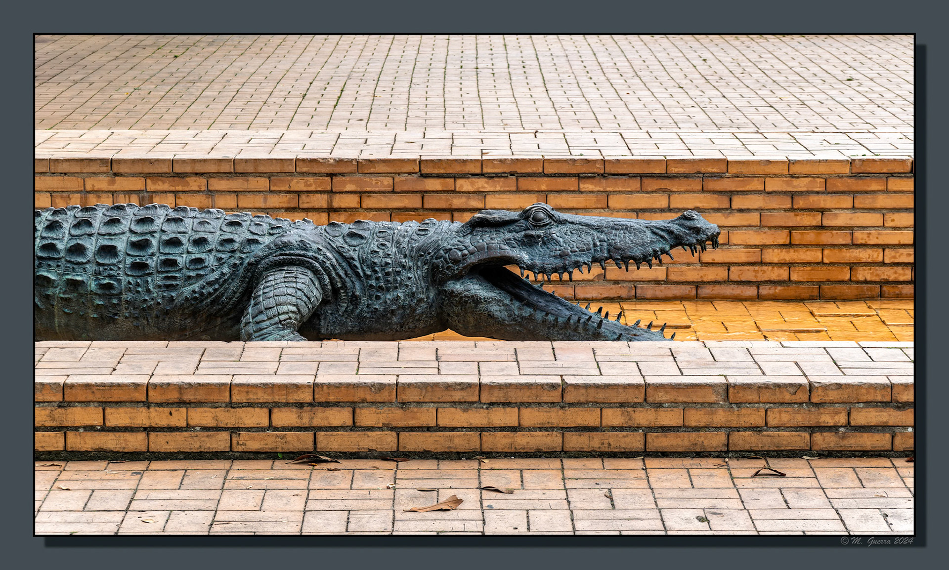 Estatua de un cocodrilo en un parque de Vitoria