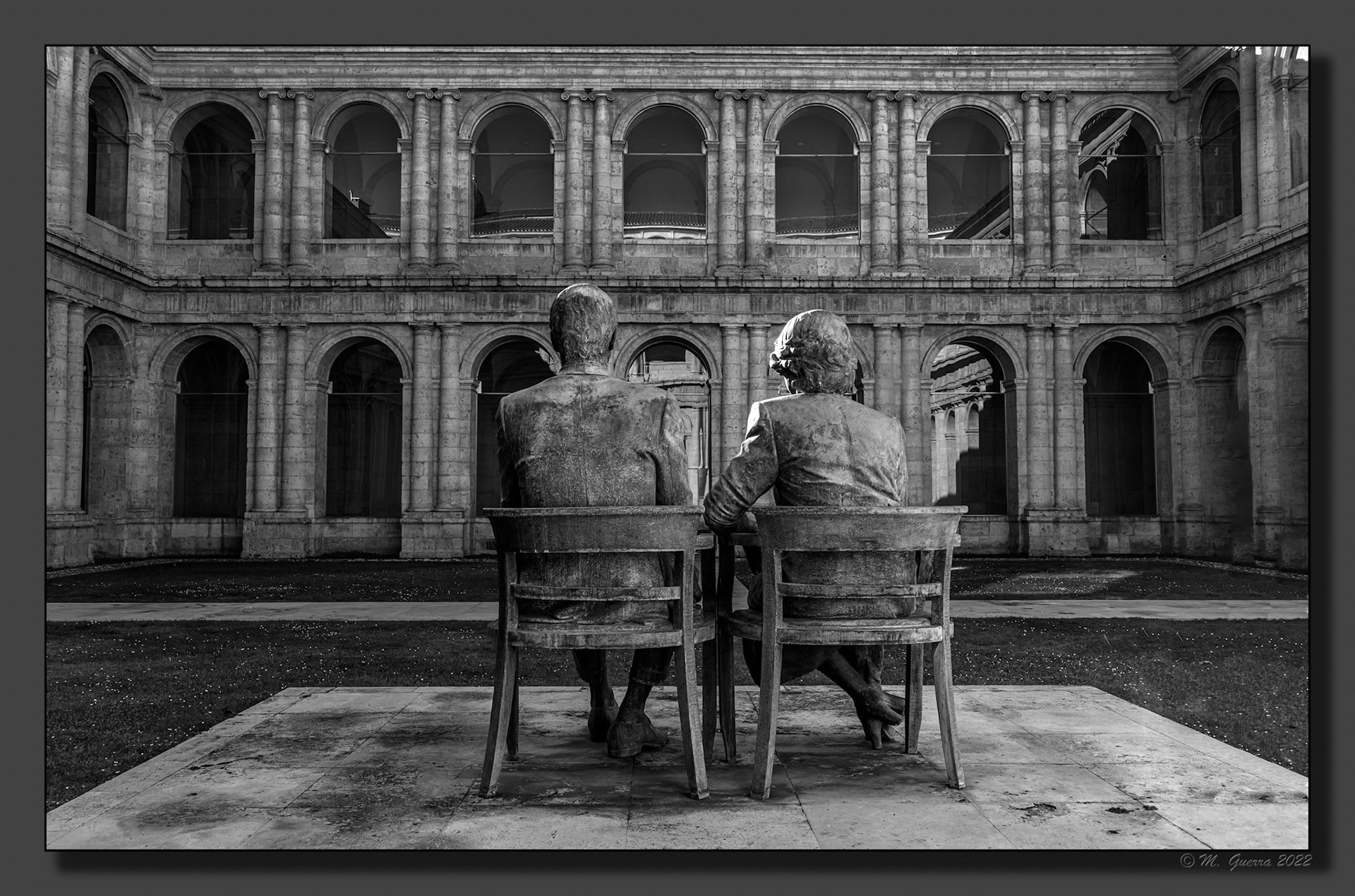 Estatua de los reyes Juan Carlos y Sofía en un patio de Valladolid. 100ASA