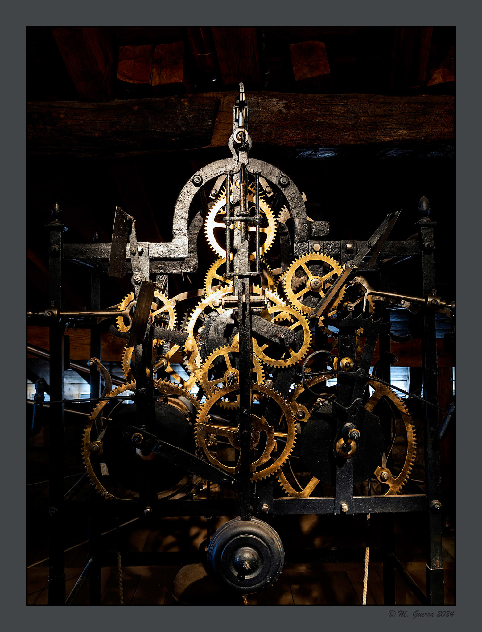 Reloj antiguo en la Catedral vieja de Vitoria