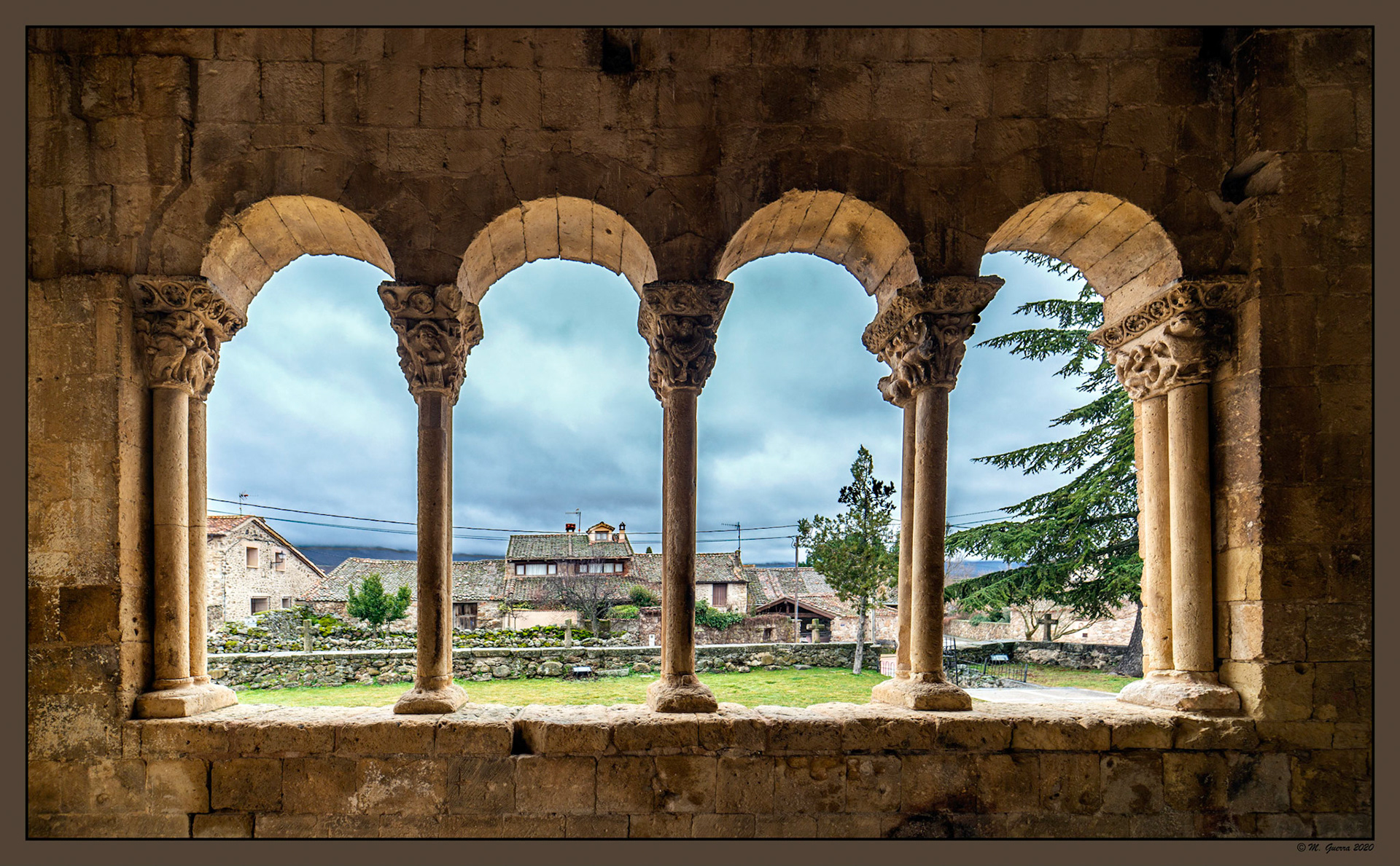 Claustro de la iglesia románica de Sotosalbos. Ampliar