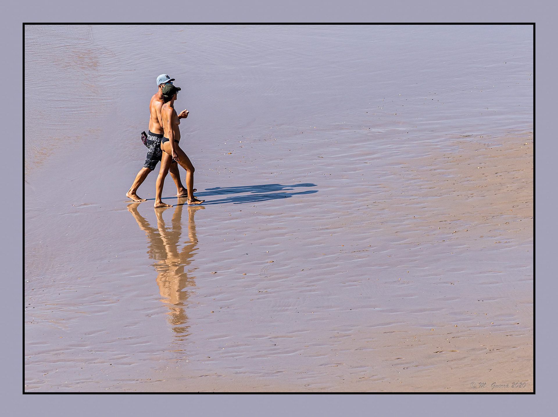 Pareja en la playa de Ribadesella. Ampliar. 100ASA